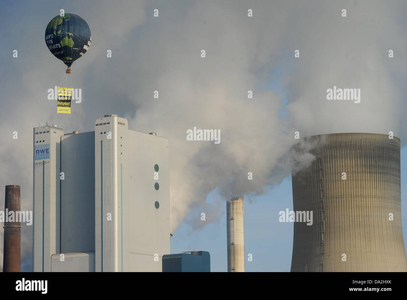 Bergheim, Germany. 02nd July, 2013. Greenpeace activists fly past lignite power station Niederaussem of RWE in a hot air balloon in Bergheim, Germany, 02 July 2013. They protested against the planned construction of an new 1,100 megawatts power plant in Niederaussem. Photo: HENNING KAISER/dpa/Alamy Live News Stock Photo