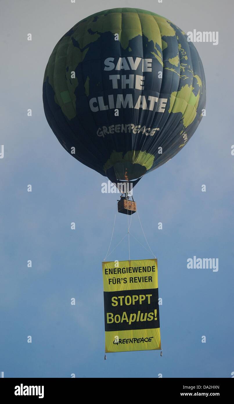 Bergheim, Germany. 02nd July, 2013. Greenpeace activists fly past the lignite power station Niederaussem of RWE in a hot air balloon in Bergheim, Germany, 02 July 2013. They protested against the planned construction of an new 1,100 megawatts power plant in Niederaussem. Photo: HENNING KAISER/dpa/Alamy Live News Stock Photo