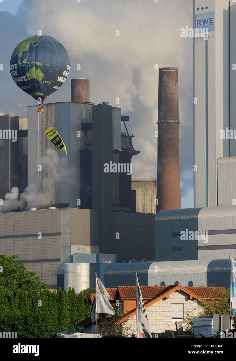 Bergheim, Germany. 02nd July, 2013. Greenpeace activists fly past lignite power station Niederaussem of RWE in a hot air balloon in Bergheim, Germany, 02 July 2013. They protested against the planned construction of an new 1,100 megawatts power plant in Niederaussem. Photo: HENNING KAISER/dpa/Alamy Live News Stock Photo