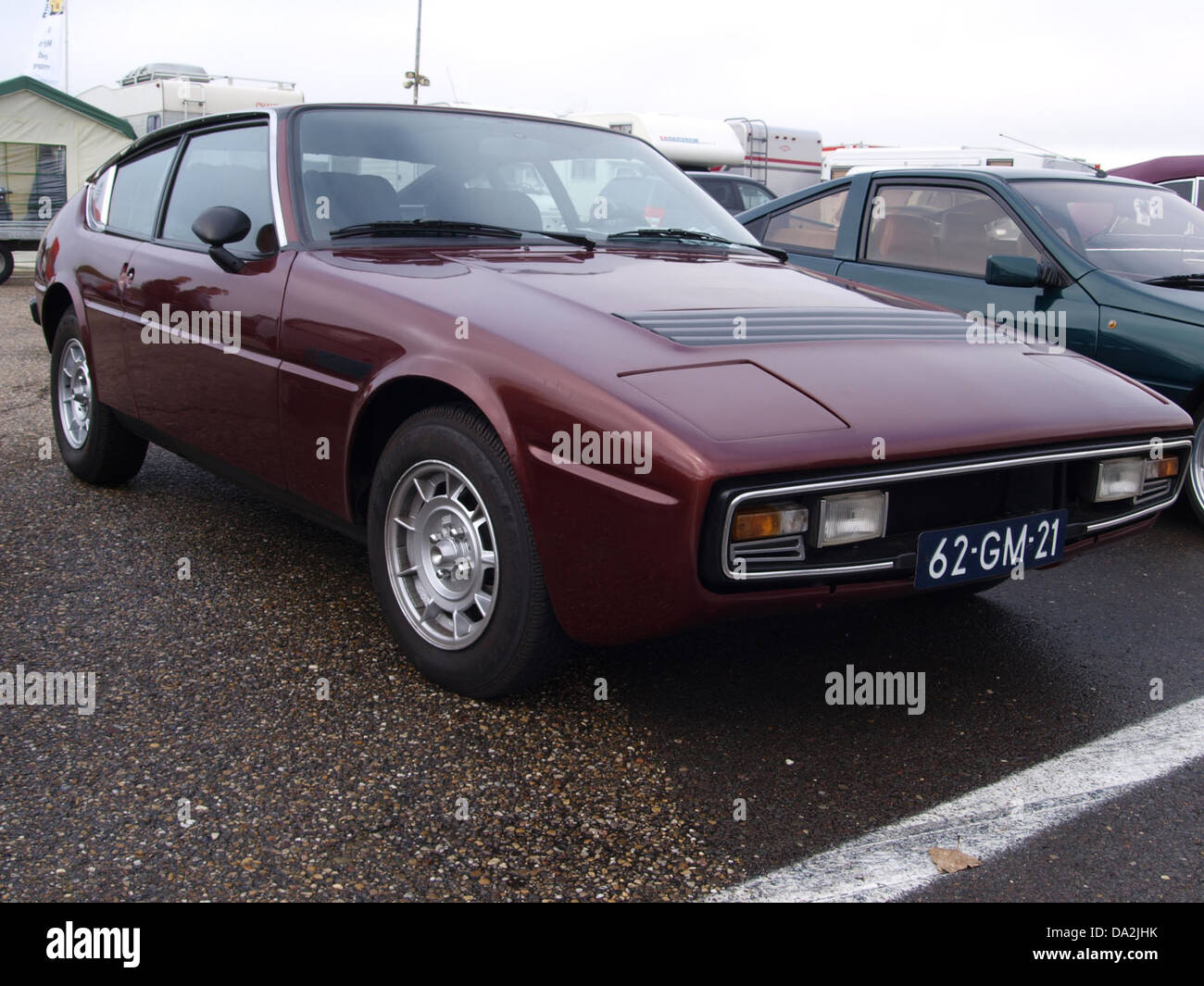 Voiture à pédales type Simca Ariane, en métal rouge, avec autocollants