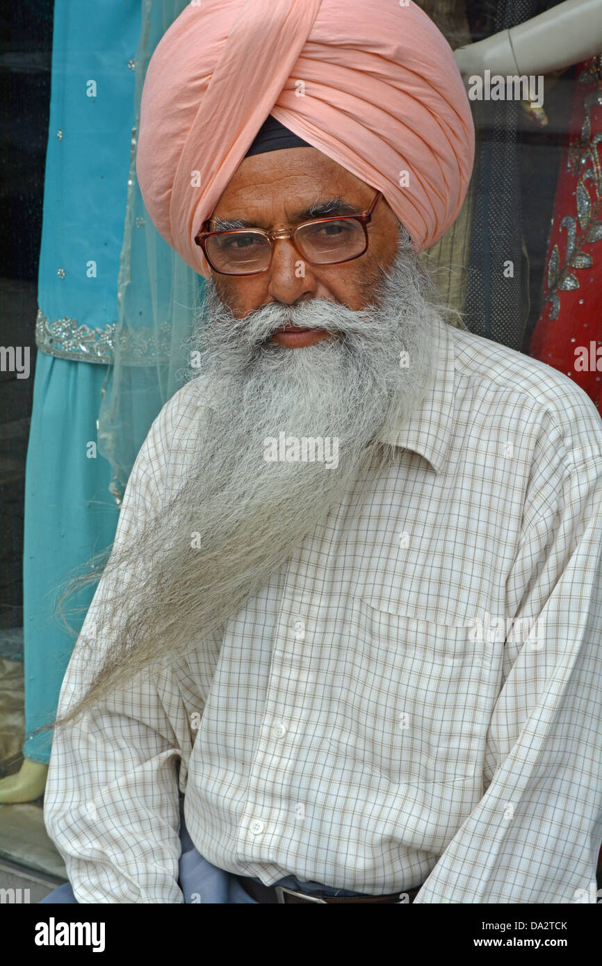 Portrait of an Indian man with a turban and a beard in Jackson Heights, Queens, New York Stock Photo