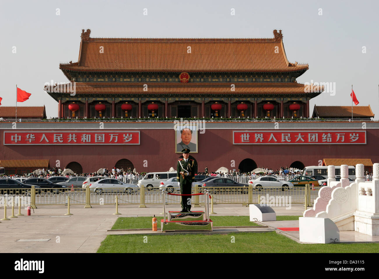 Chinese soldier standing in front of the Gate of Heavenly Peace,  entrance to Forbidden City, Tiananmen Square, Beijing, China Stock Photo