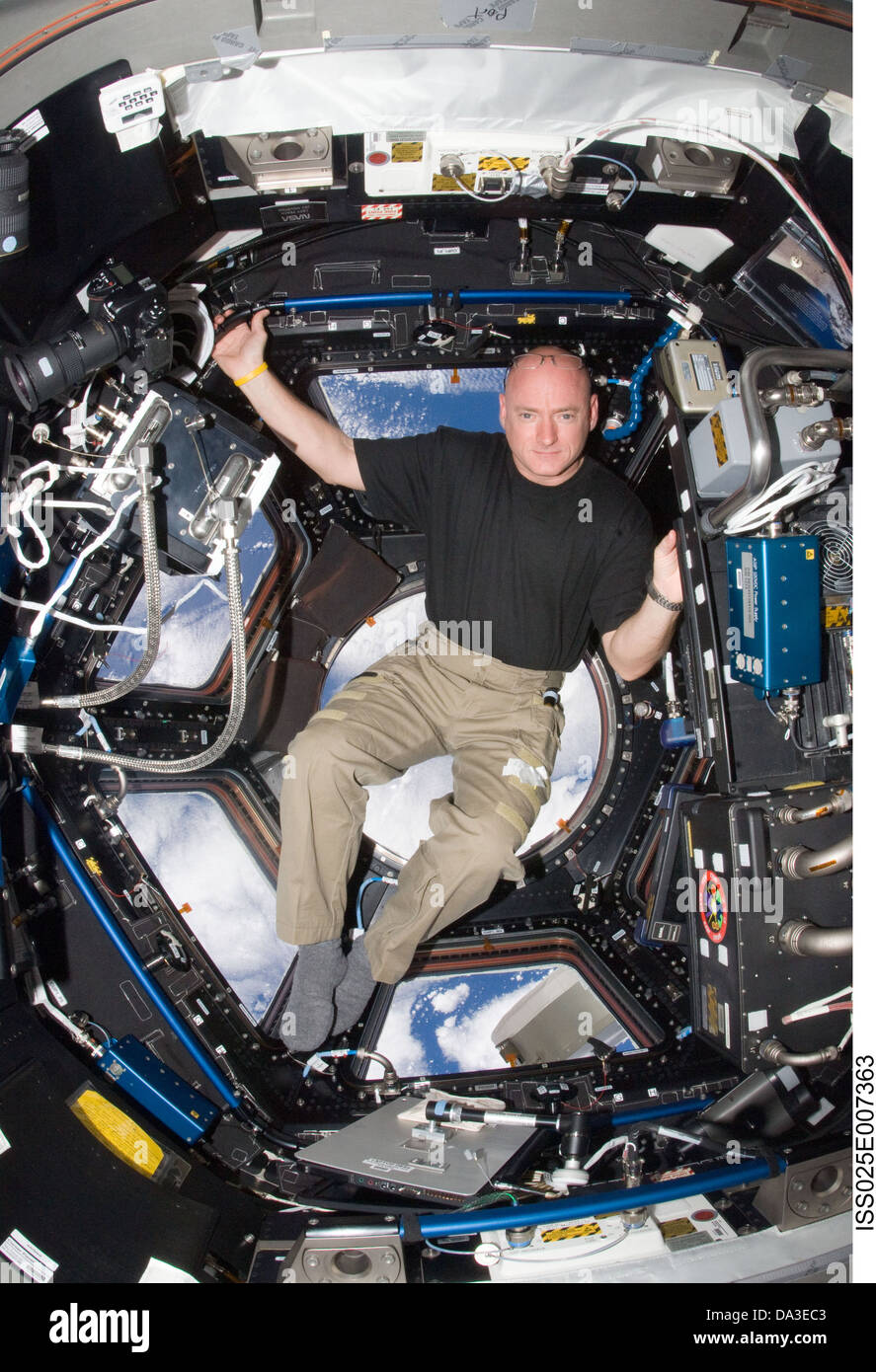 Space NASA International Space Station Astronaut Commander Scott Kelly, Expedition 25 flight engineer in the Cupola Stock Photo