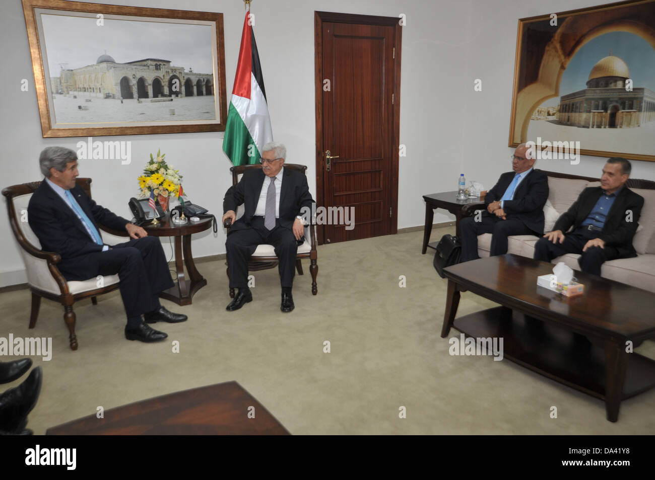 Secretary Kerry meets with Palestinian officials Stock Photo