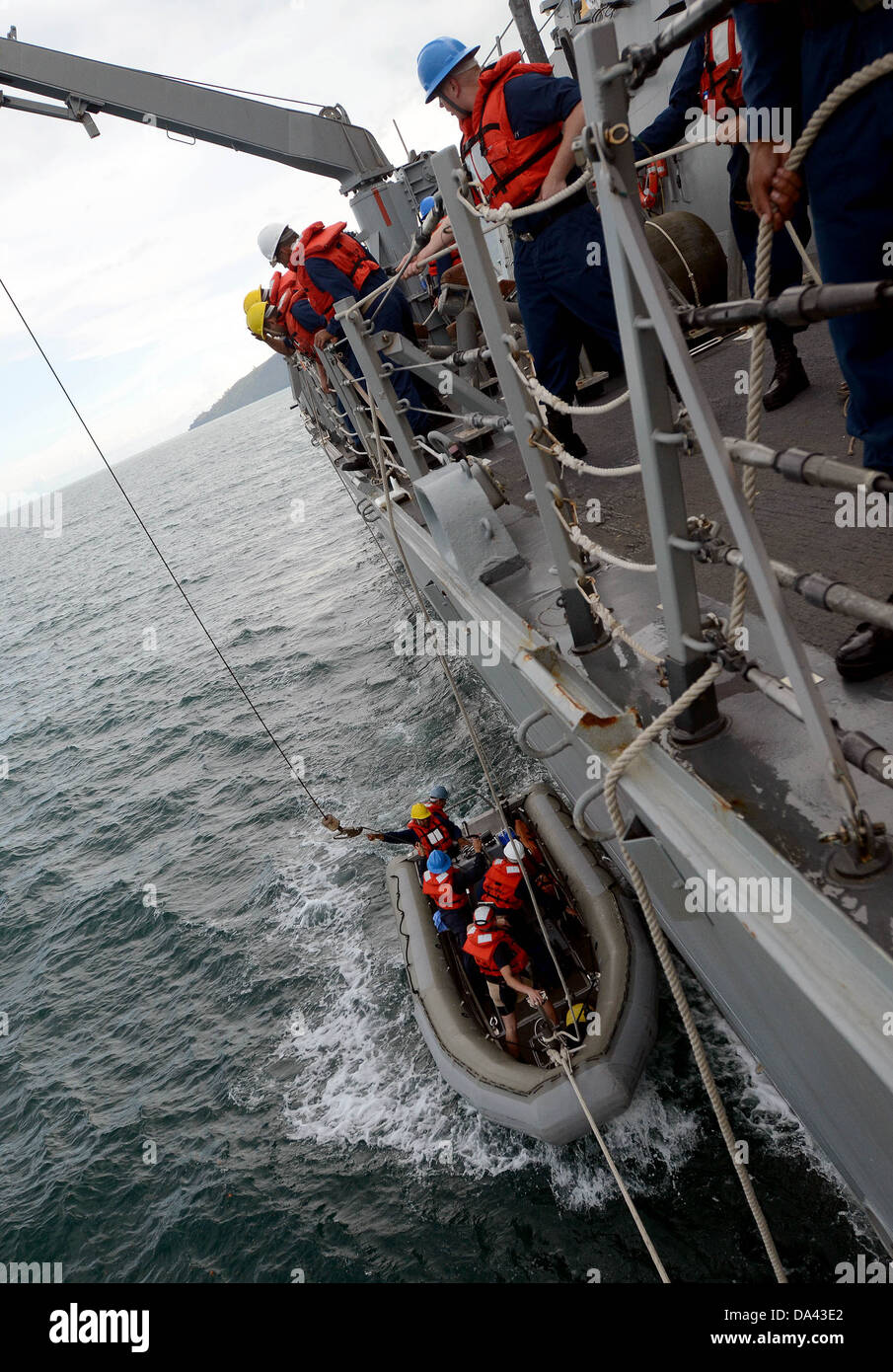 SUBIC BAY (July 1, 2013) Sailors lower a rigid-hull inflatable boat aboard the guided-missile destroyer USS Fitzgerald (DDG 62) Stock Photo