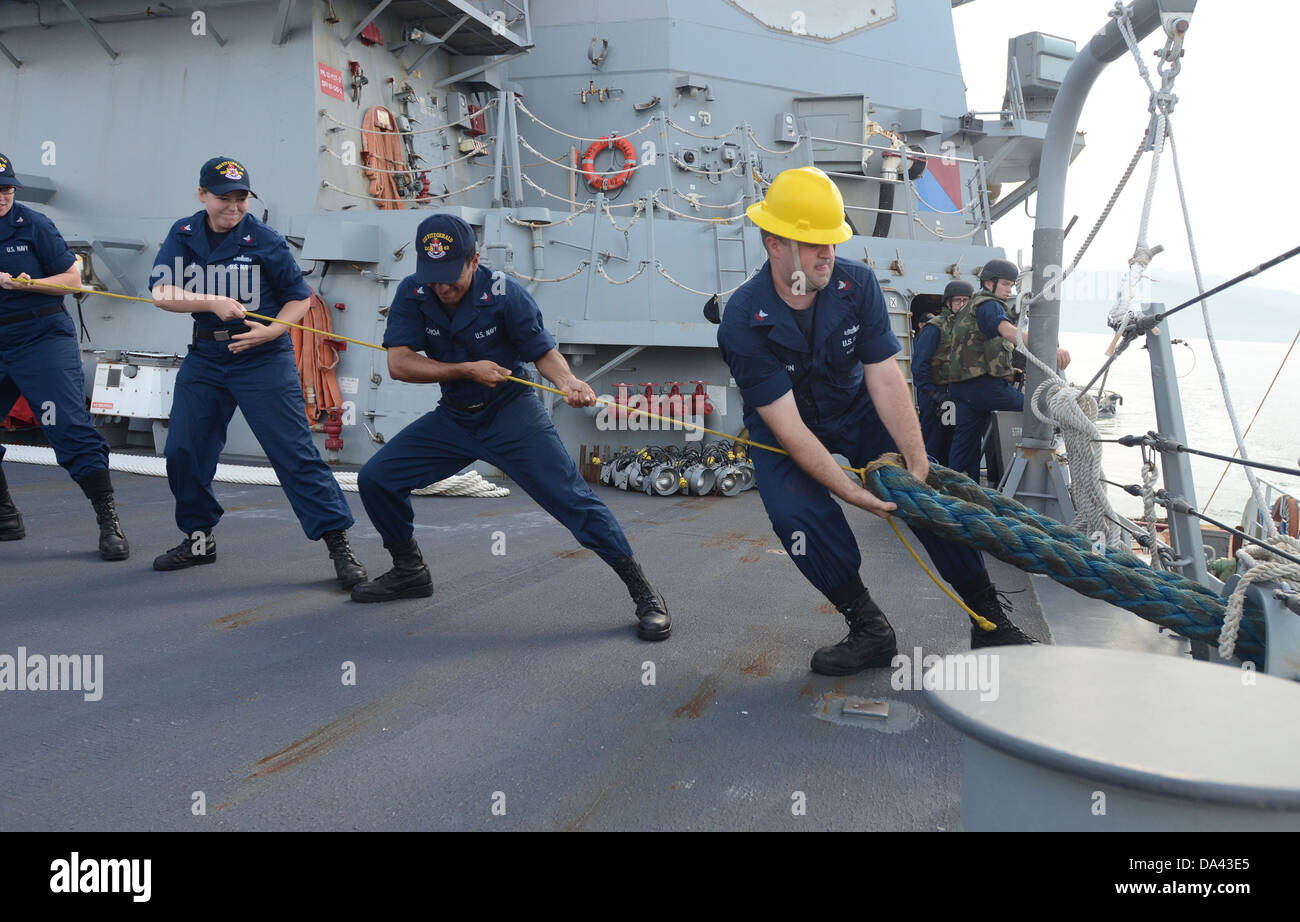SUBIC BAY (July 1, 2013) Sailors pull in tow lines aboard the guided-missile destroyer USS Fitzgerald (DDG 62) as Fitzgerald returns to Subic Bay after the at-sea phase of Cooperation Afloat Readiness and Training (CARAT) Philippines 2013. More than 600 S Stock Photo