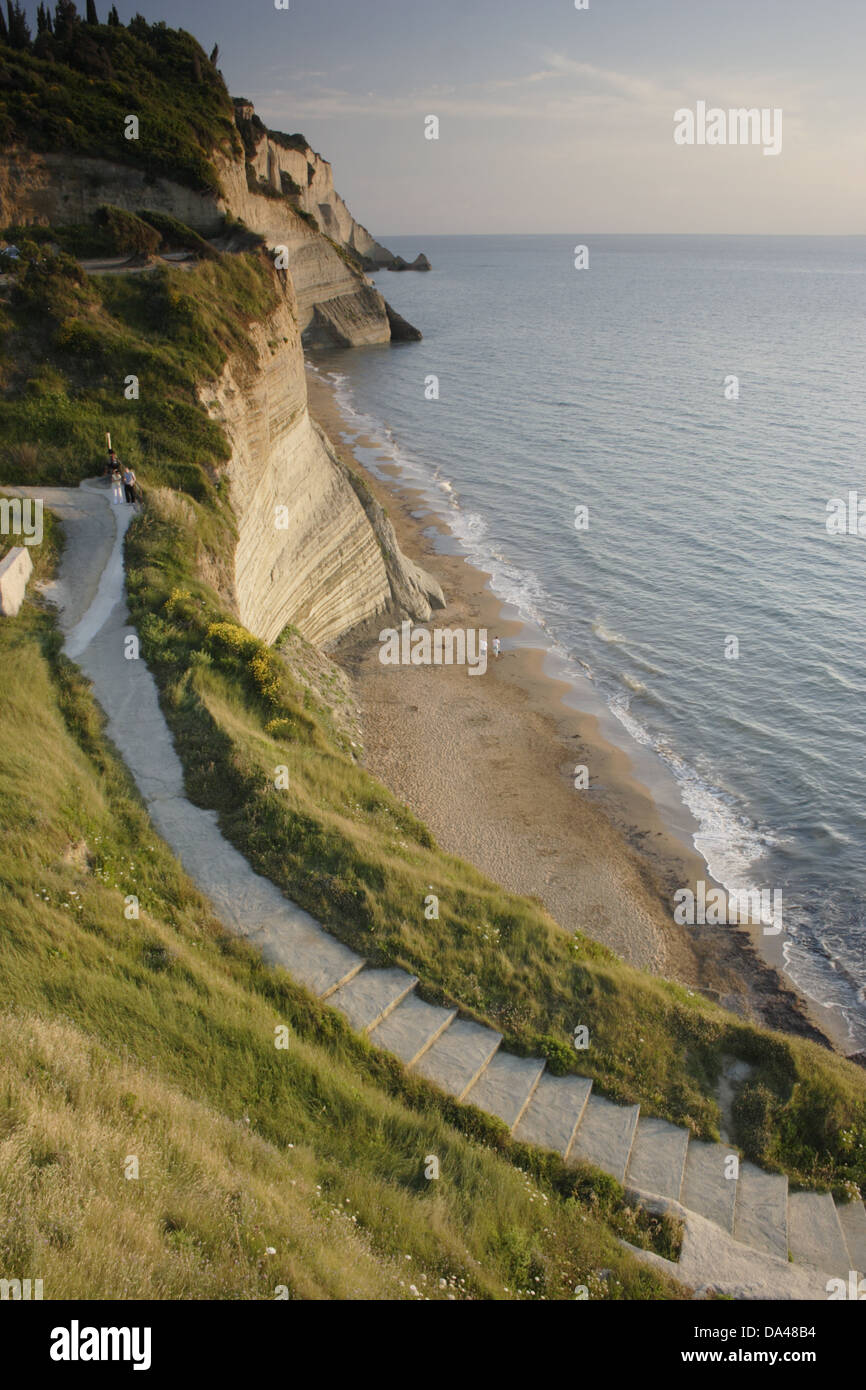 Fil krølle uophørlige View of steps down to beach from steep cliffs in evening sunlight, Logas  Beach, Peroulades, Corfu, Ionian Islands, Greece, June Stock Photo - Alamy