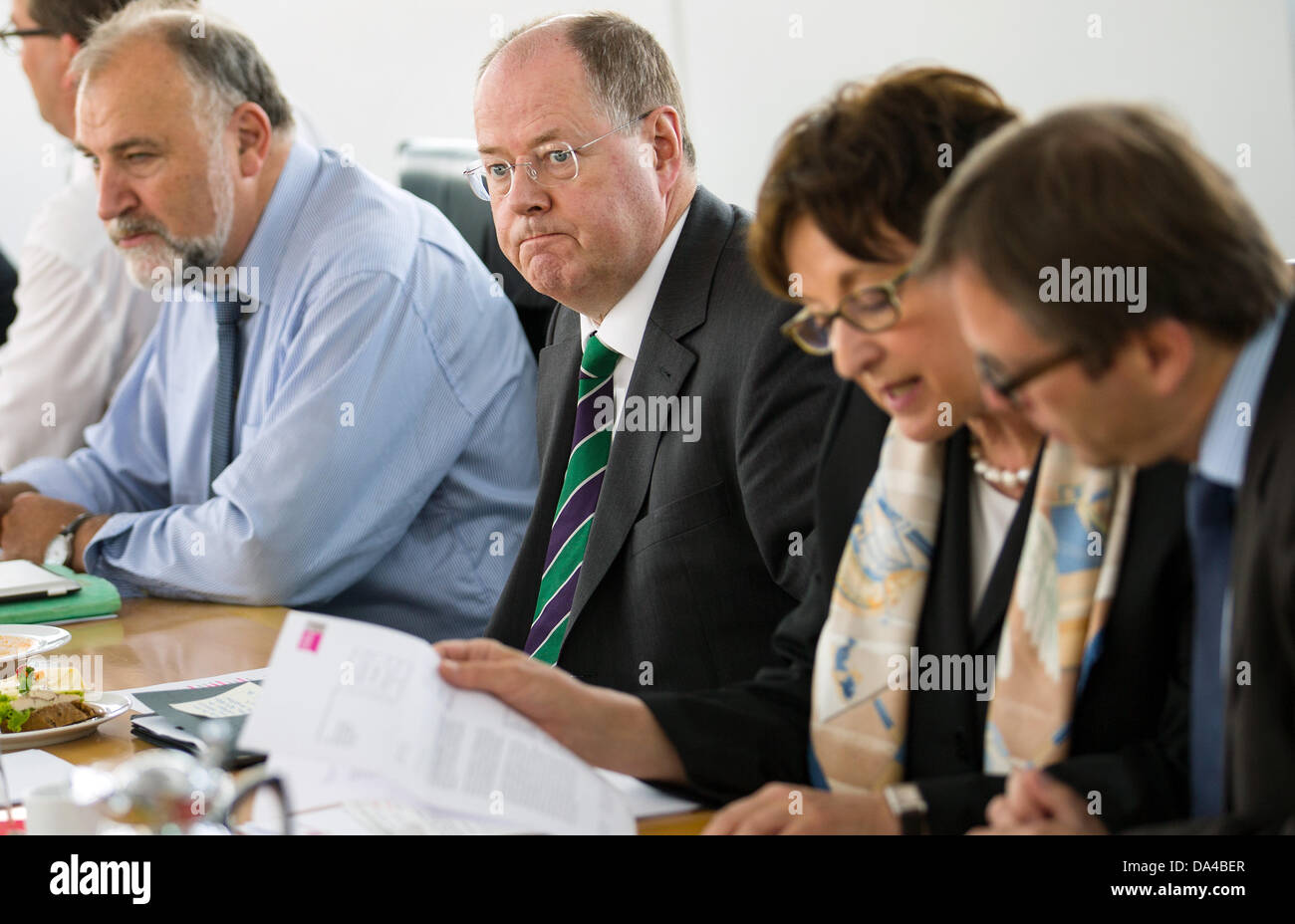 SPD chancellor candidate Peer Steinbrueck (C) meets with members from his team of experts, including Federal Chairman of IG Bau Klaus Wiesehuegel (L-R) and former German Justice Minister Brigitte Zypries, at party headquarters in Berlin, Germany, 03 July 2013. Photo: HANNIBAL Stock Photo