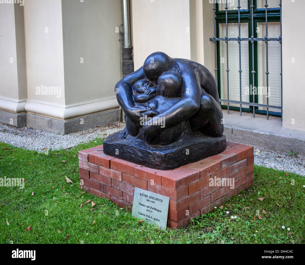 'Mutter mit Zwillingen' - 'Mother with twins' - a sculpture by Kåthe Kollwitz outside the museum in Fasanenstrasse, Berlin Stock Photo
