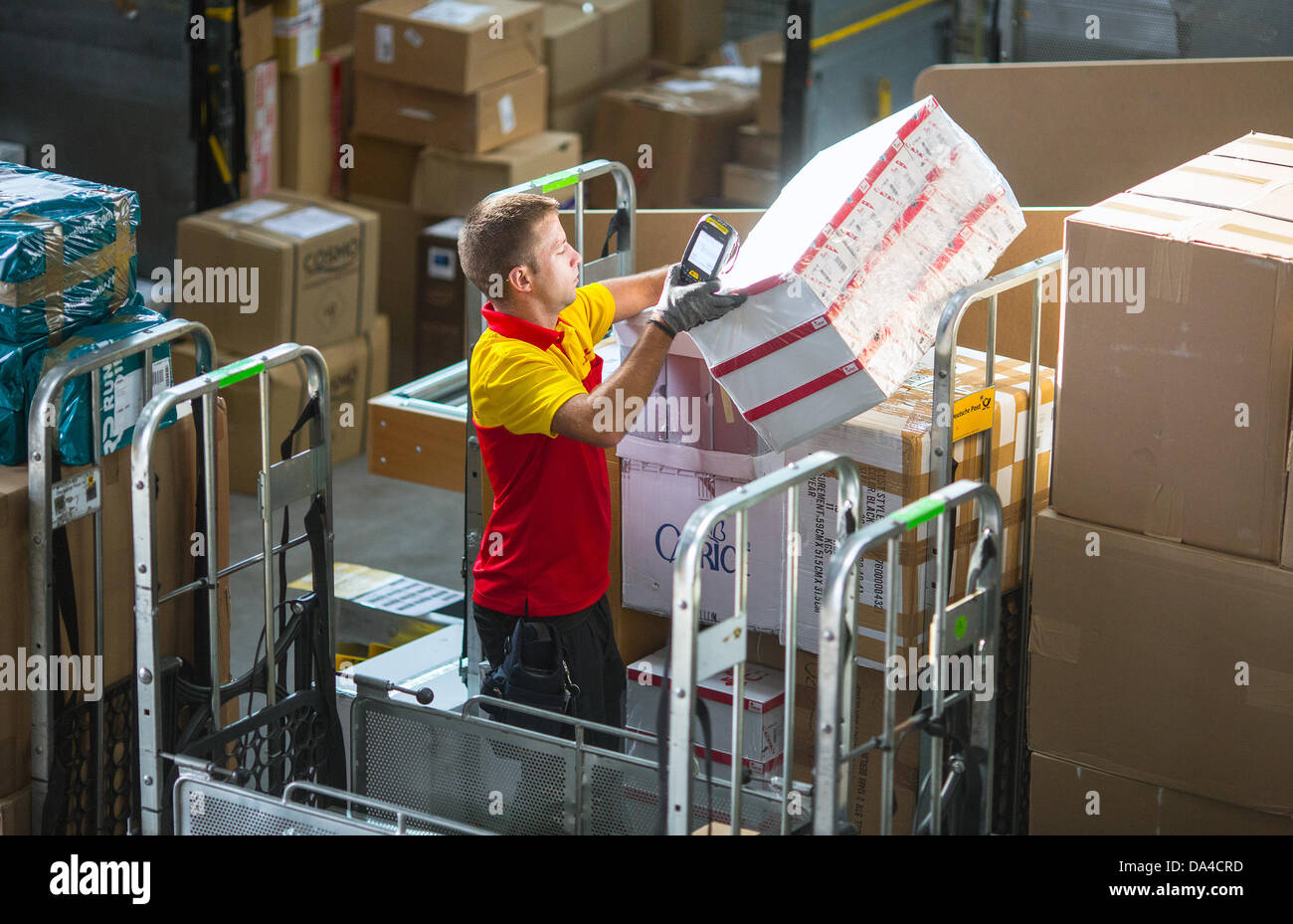 Dhl shipping hi-res stock photography and images - Page 2 - Alamy