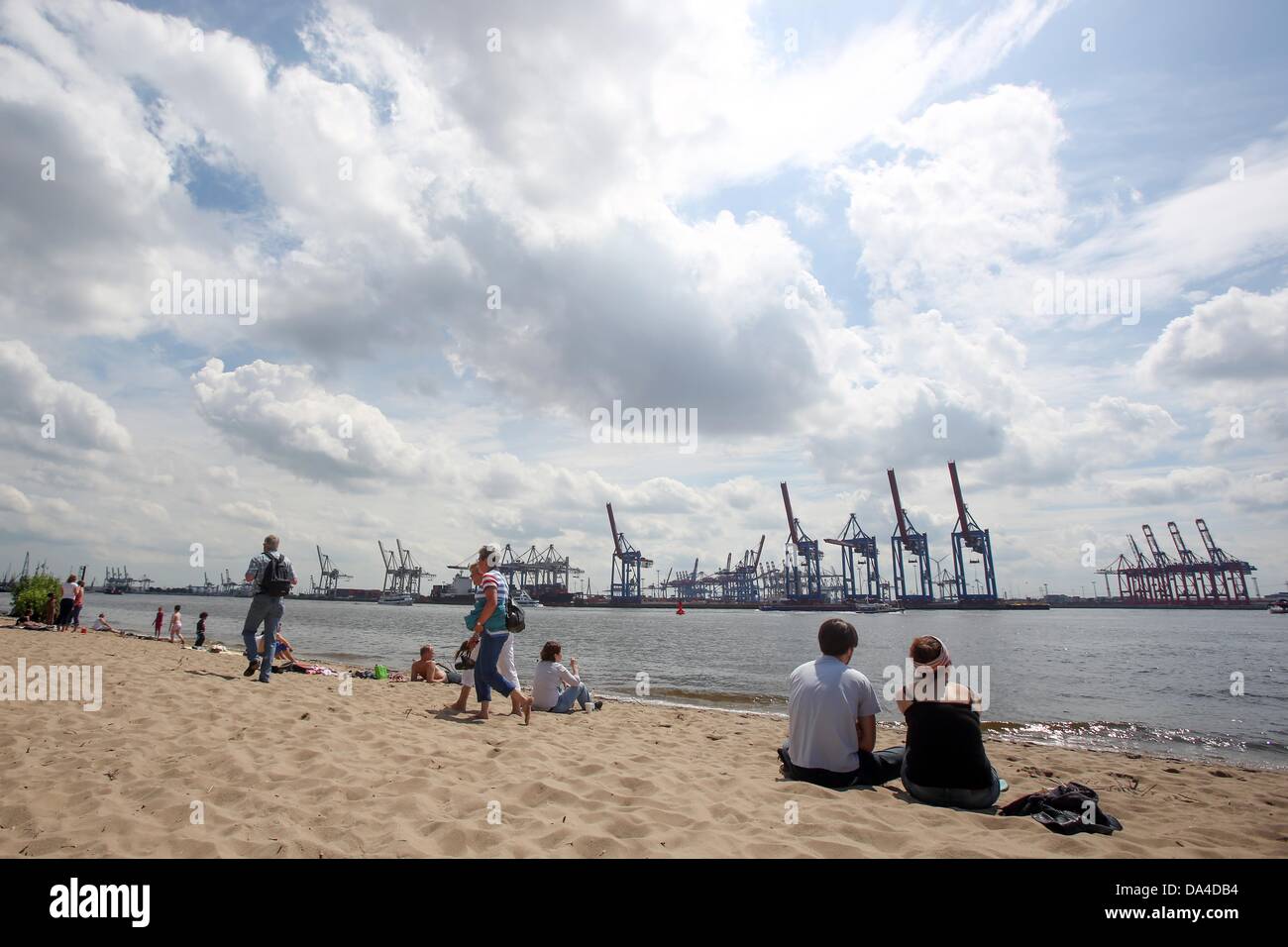 Day-trippers on the beach Oevelgoenne in Hamburg, Germany, 03 July 2013. Photo: BODO MARKS Stock Photo