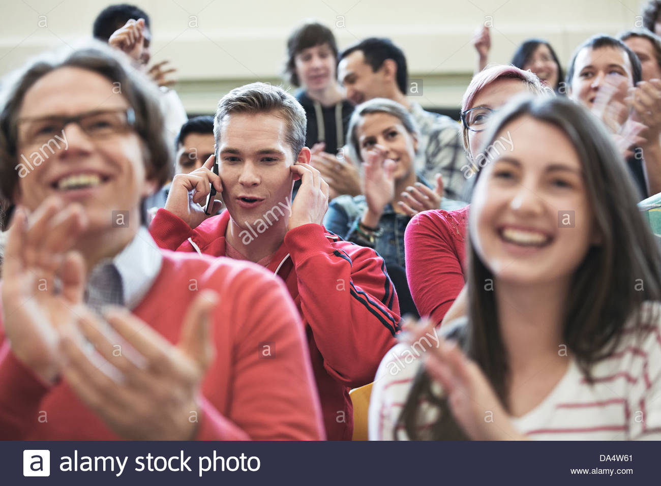 Spectators audience crowd разница. Spectators audience crowd разница в употреблении.