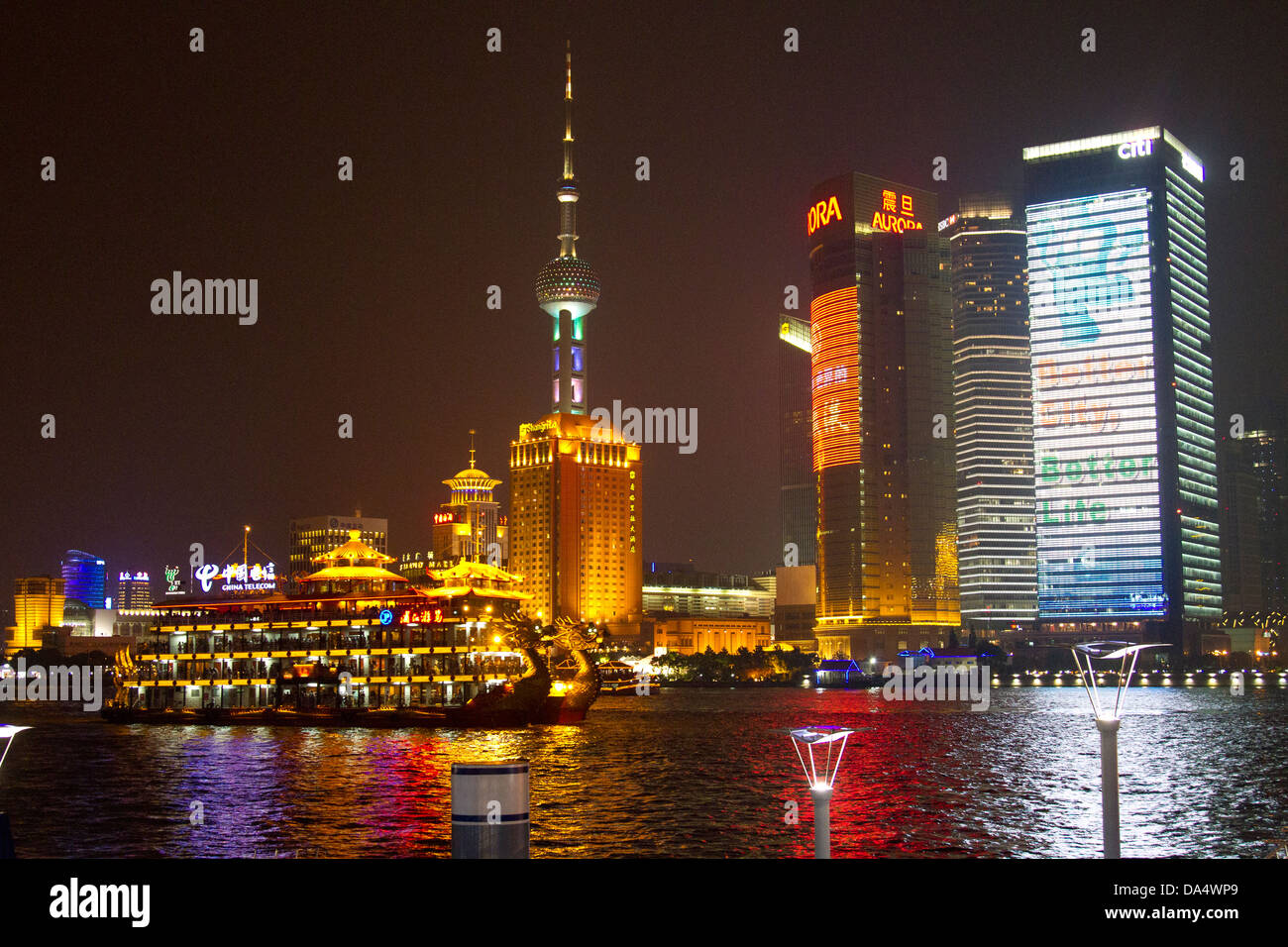 Shanghai skyline and boat hi-res stock photography and images - Alamy