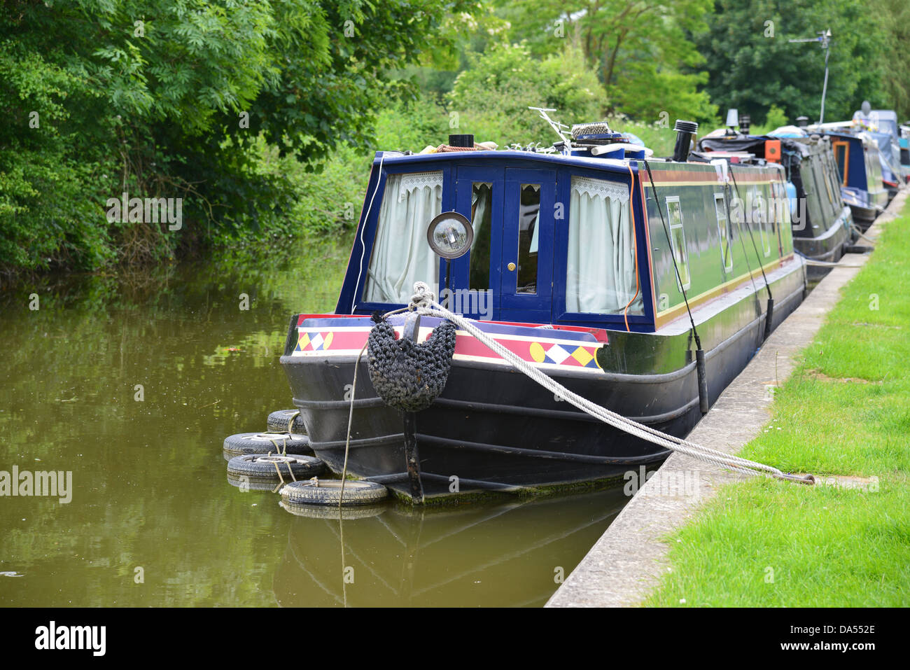 Narrowboats moored on the bank of the Oxford Canal, Thrupp, Oxfordshire Stock Photo