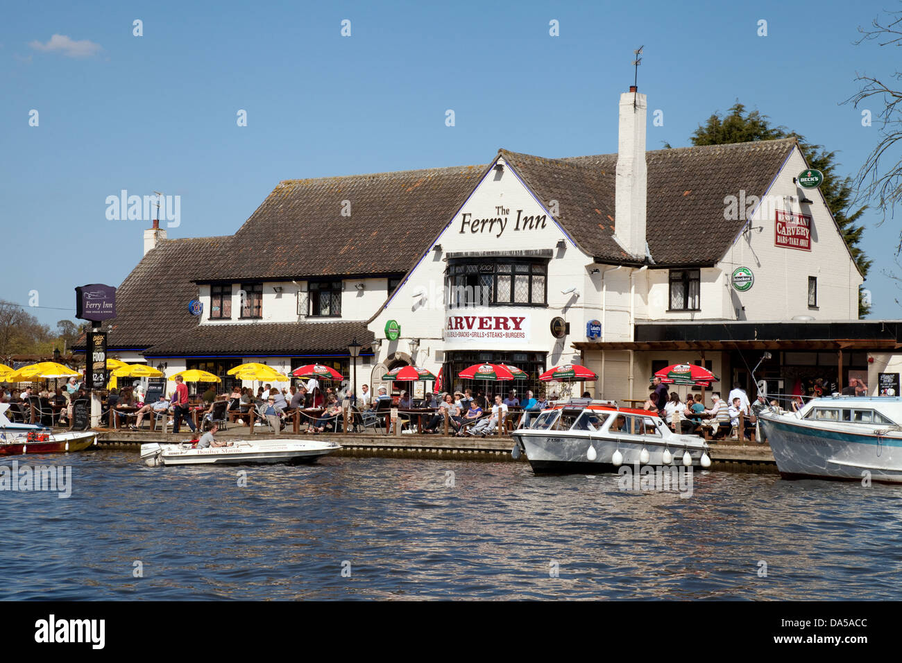 Norfolk Broads pubs inns - The ferry Inn, Horning on the River Bure,  Norfolk, East Anglia, UK Stock Photo