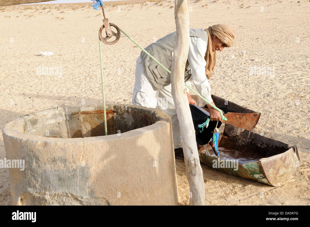 Pulling water from well hires stock photography and images Alamy