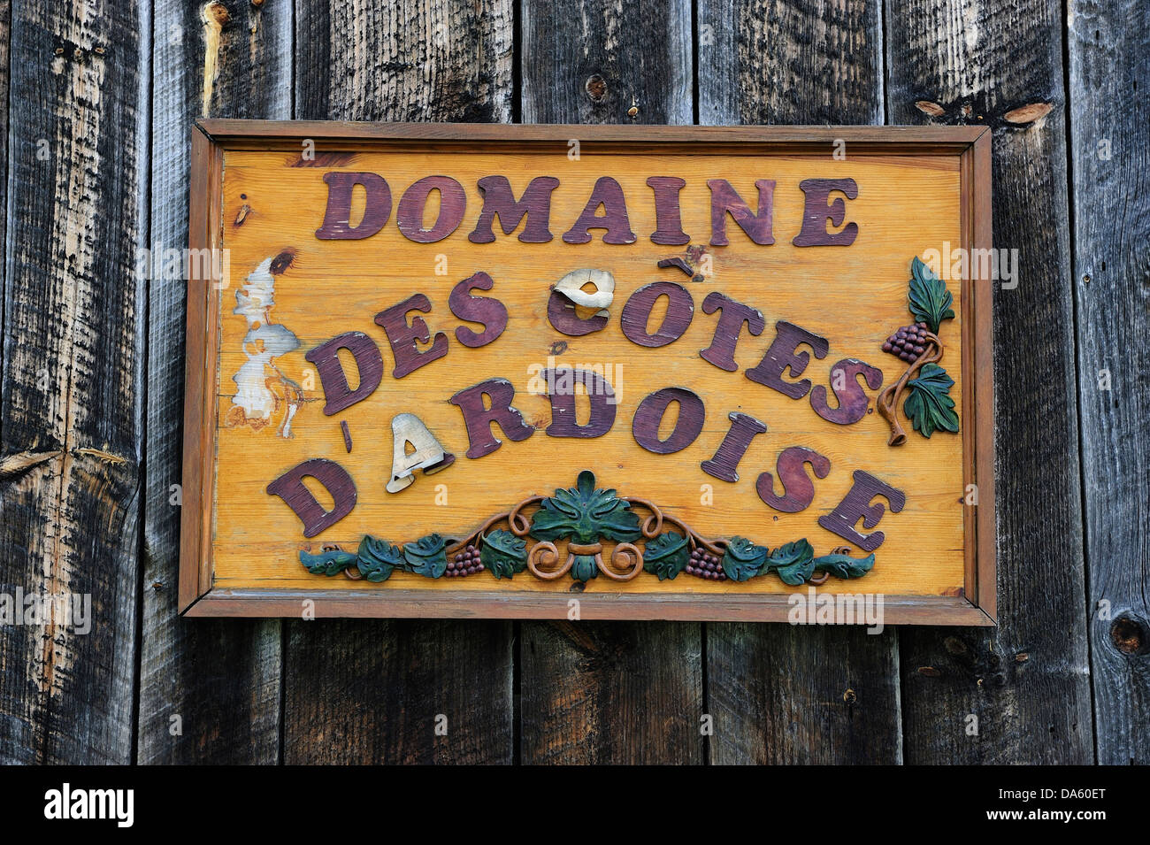 Canada, Eastern Townships, Wine Route, Quebec, Dunham, Vineyards, domaine des cotes d'Ardoise, sign, grapes, vine, wine, wood Stock Photo