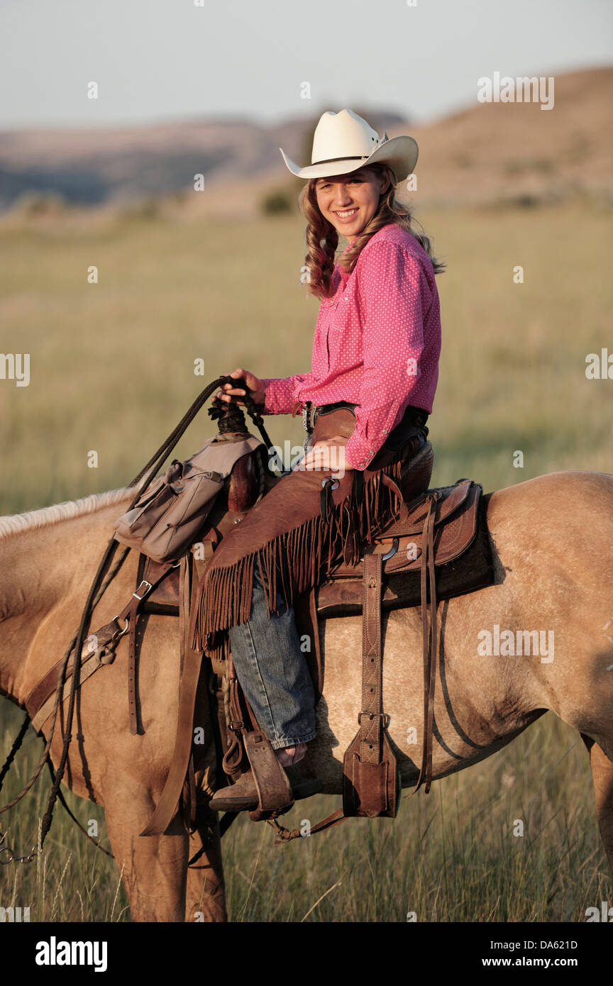 American West, Pacific Northwest, Oregon, USA, United States, America, cowgirl, girl, woman, riding, horseback, sport, horse, ra Stock Photo