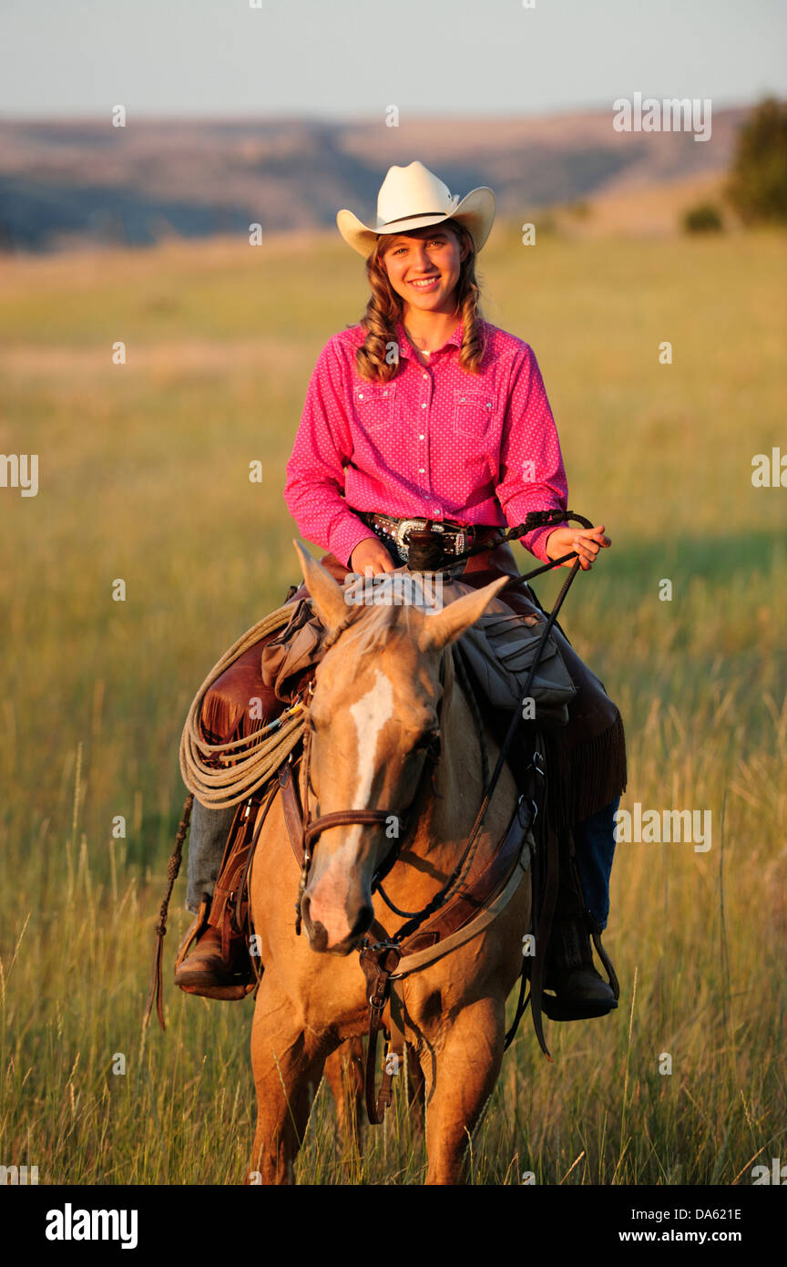 American west, Pacific Northwest, Oregon, USA, United States, America, cowgirl, girl, woman, riding, horseback, sport, horse, ra Stock Photo