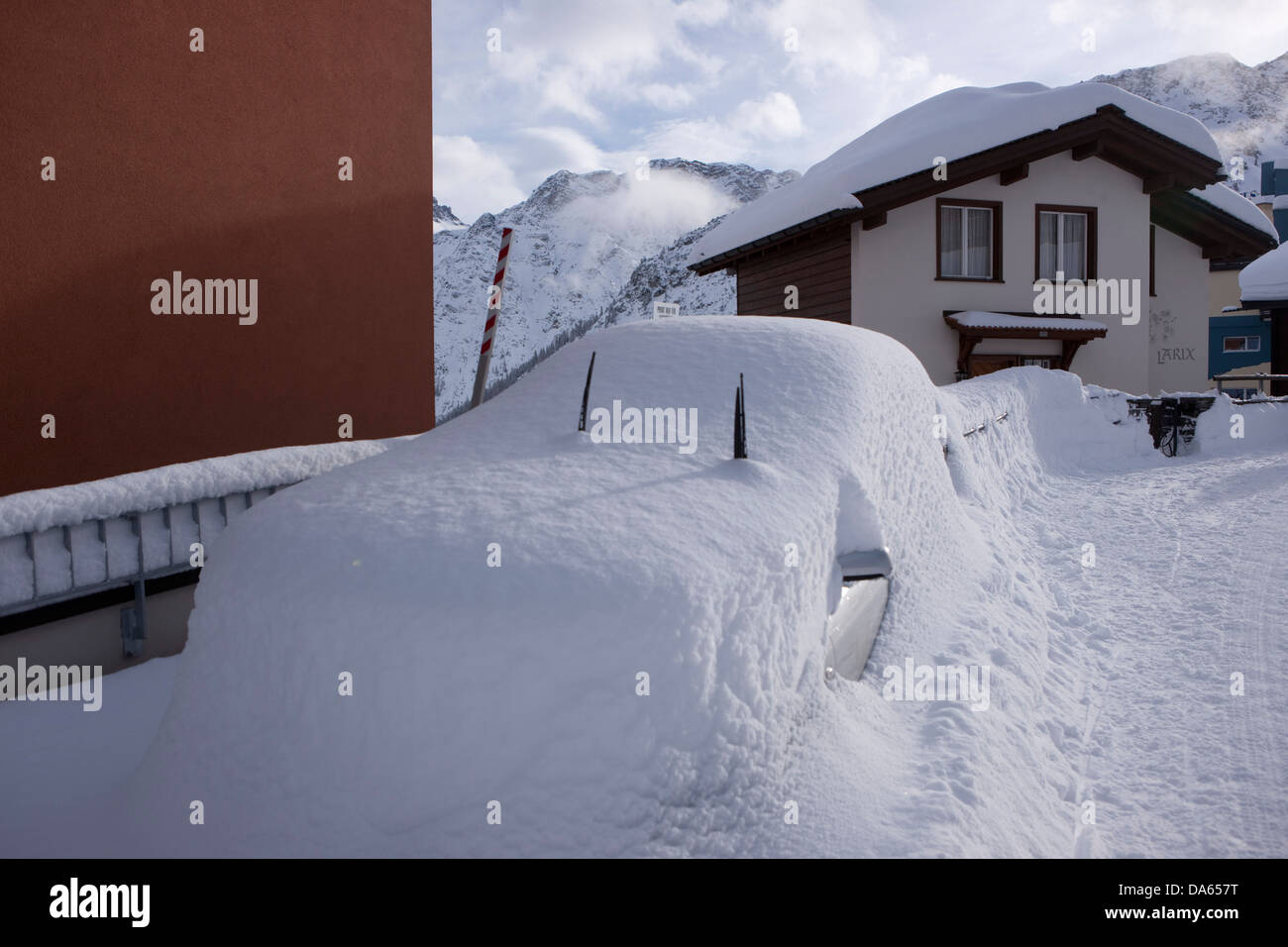 Snowbound, car, automobile, Arosa, mountain, mountains, winter, canton, GR, Graubünden, Grisons, snow, traffic, transport, Switz Stock Photo