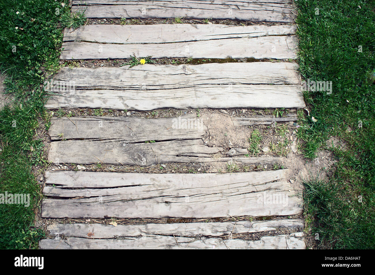 wooden sleepers, garden path Stock Photo - Alamy
