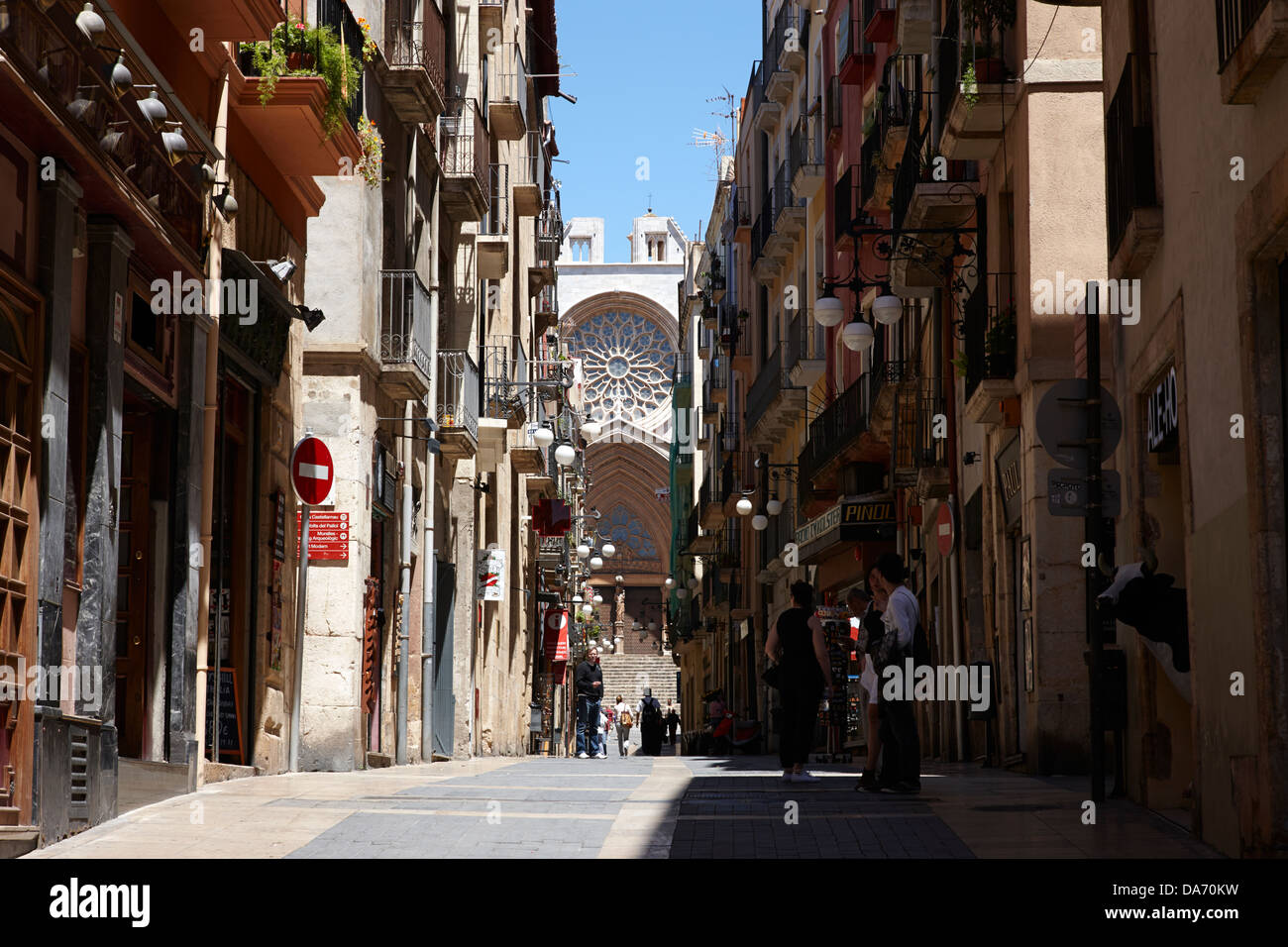 narrow old town streets leading up to tarragona cathedral catalonia spain Stock Photo