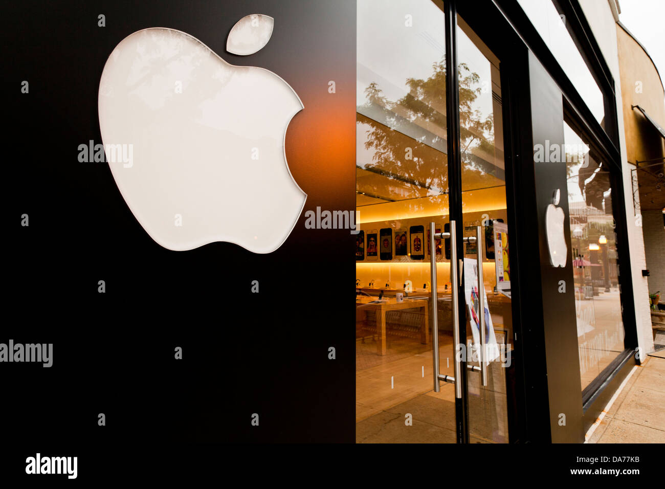 Chicago apple store architecture hi-res stock photography and images - Alamy