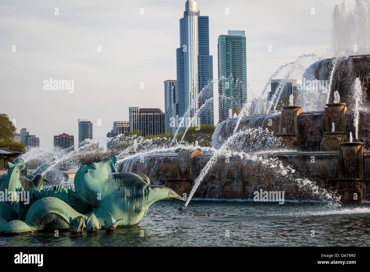 Buckingham Fountain in Grant Park Chicago, IL Stock Photo - Alamy