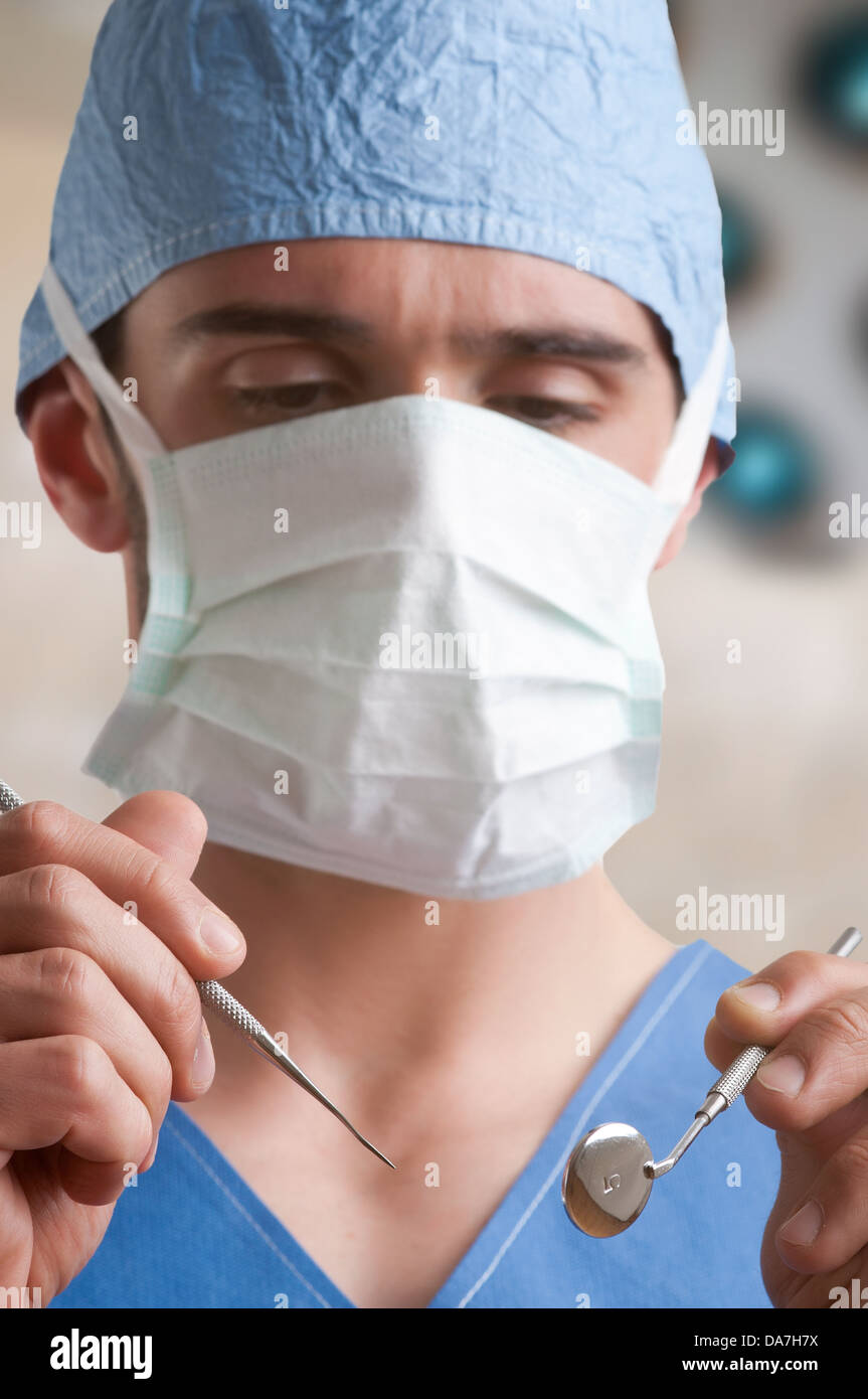 closeup-of-a-dentist-hands-about-to-do-a-procedure-on-a-patient-DA7H7X.jpg