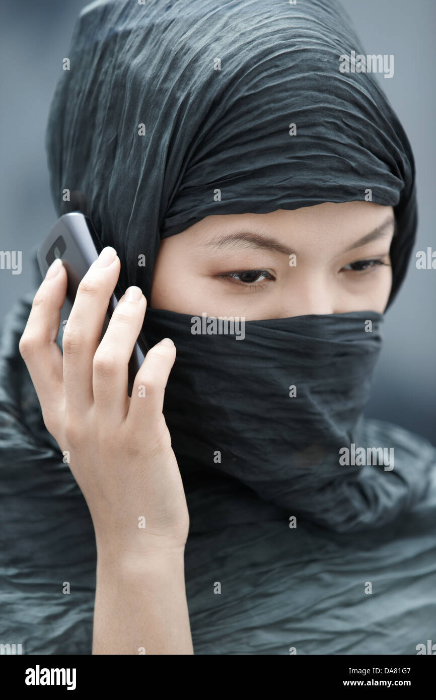 Muslim lady in hijab talking via cell phone Stock Photo - Alamy