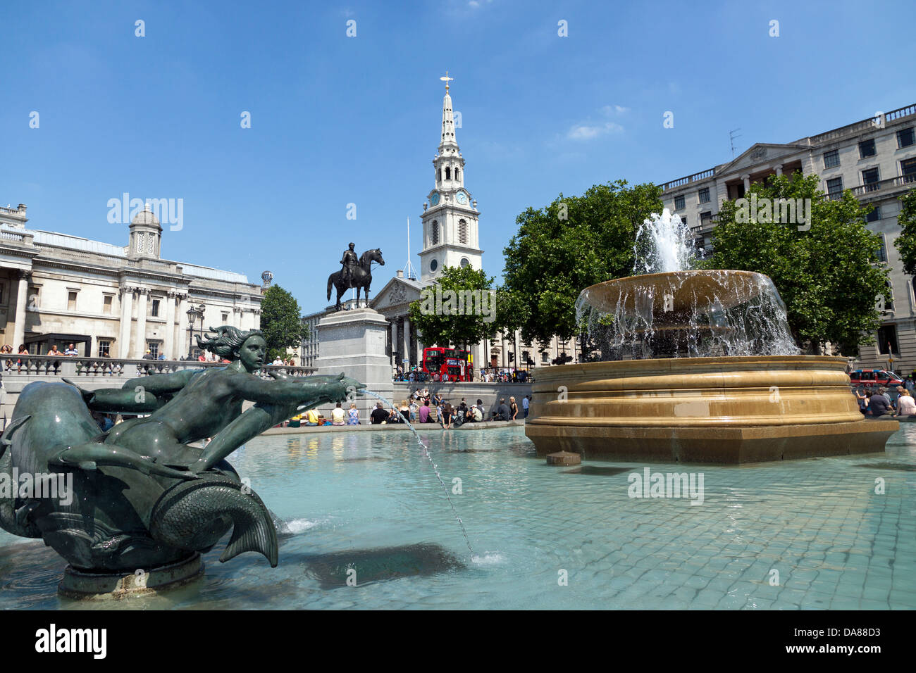 Statues and fountains in London's Trafalgar Square Stock Photo Alamy