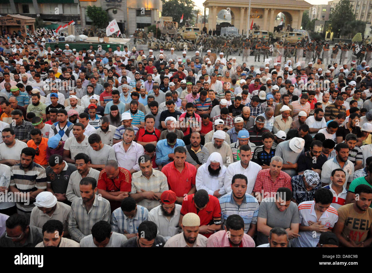 Население египта презентация. Численность населения египта 2024. Каир население 2022. Современные народы египта. Население египта фото.