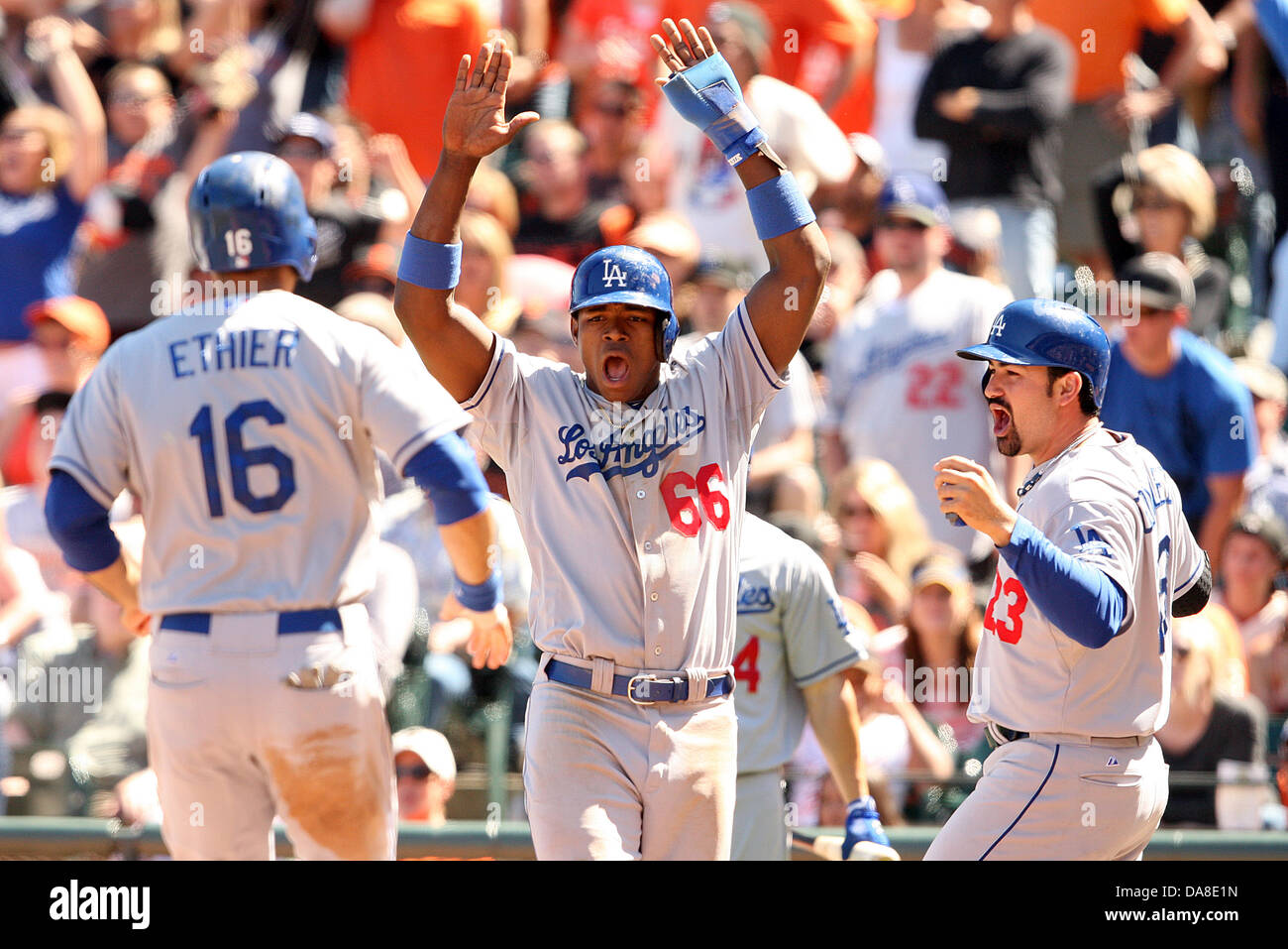 LOOK: Yasiel Puig congratulates a Rio gold medalist with a