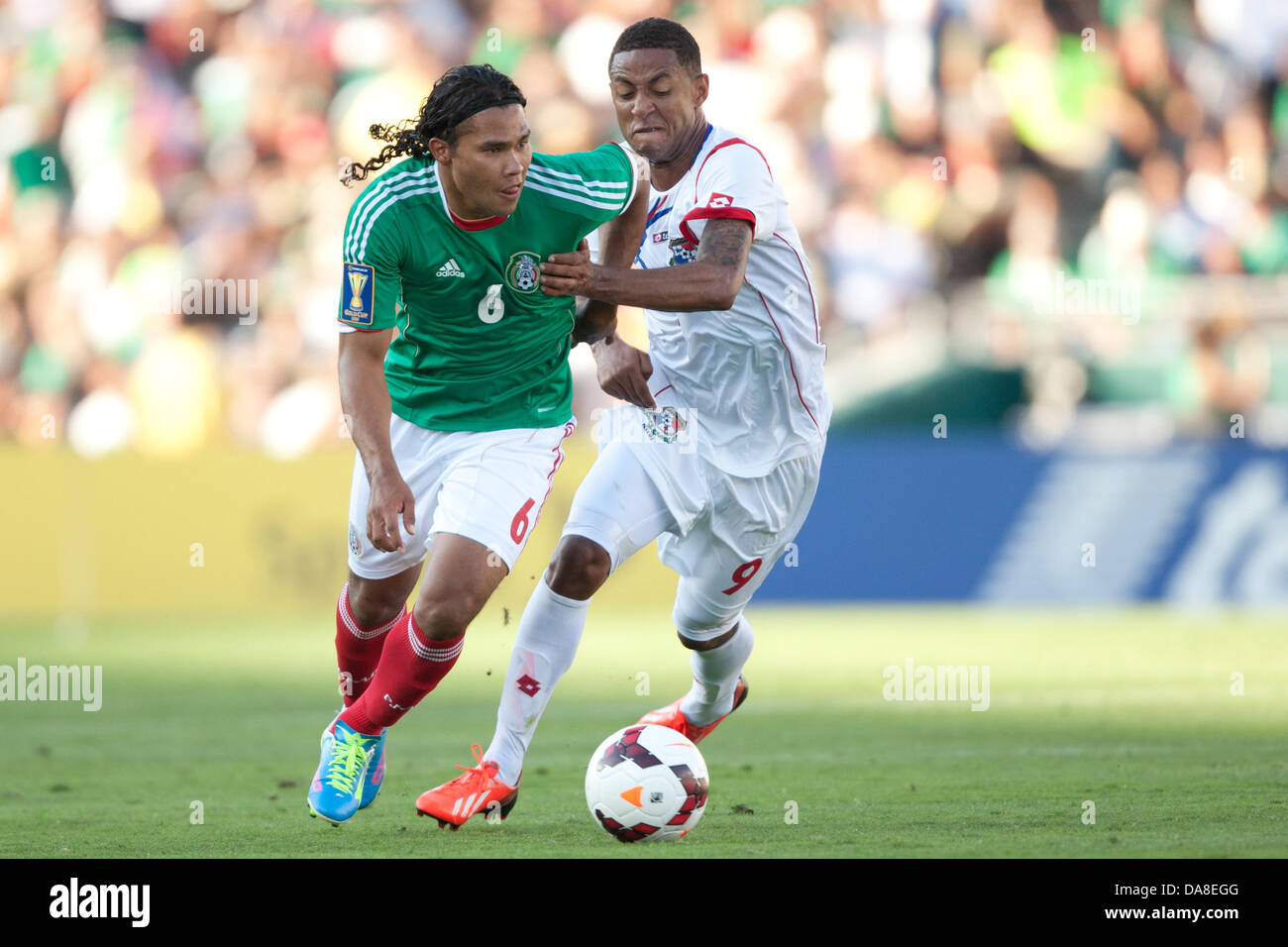 Pasadena, California, USA. 7th July, 2013. Carlos Pena #6 of Mexico and Gabriel Torres #9 of Panama during the 2013 CONCACAF Gold Cup game between Mexico and Panama on July 7, 2013 at the Rose Bowl in Pasadena, Ca. Credit:  Brandon Parry / Newsport/Alamy Live News Stock Photo