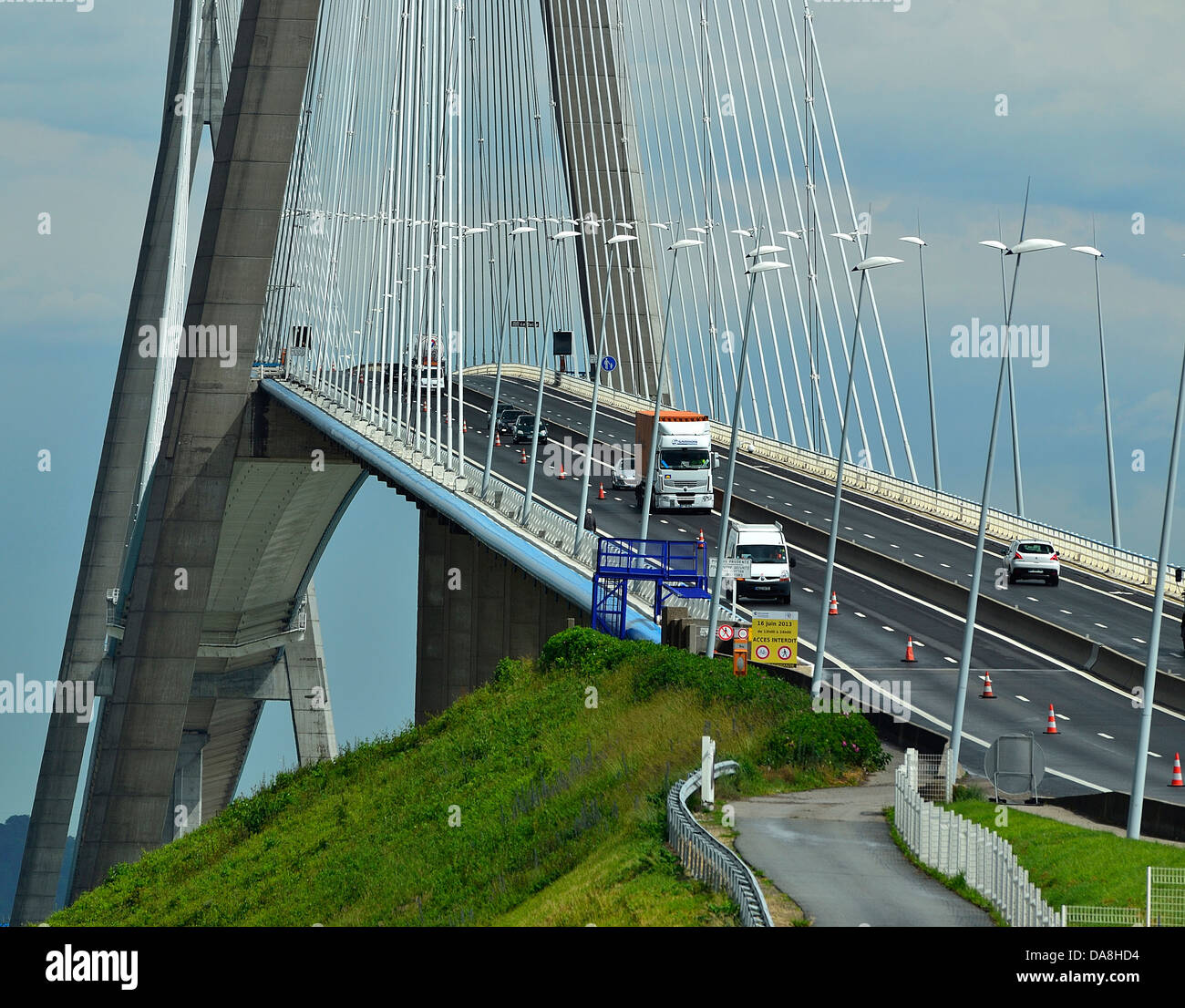 'Pont de Normandie' (Bridge of Normandy) : a cable-stayed road bridge over the river Seine, linking Le Havre to Honfleur. Stock Photo