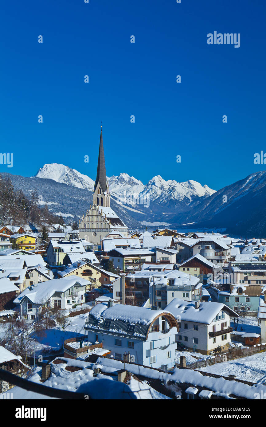 Austria, Europe, Tyrol, Oberinntal, Imst, district capital, church, houses, homes, winter, snow, Gurgltal, mountains, Mieminger Stock Photo
