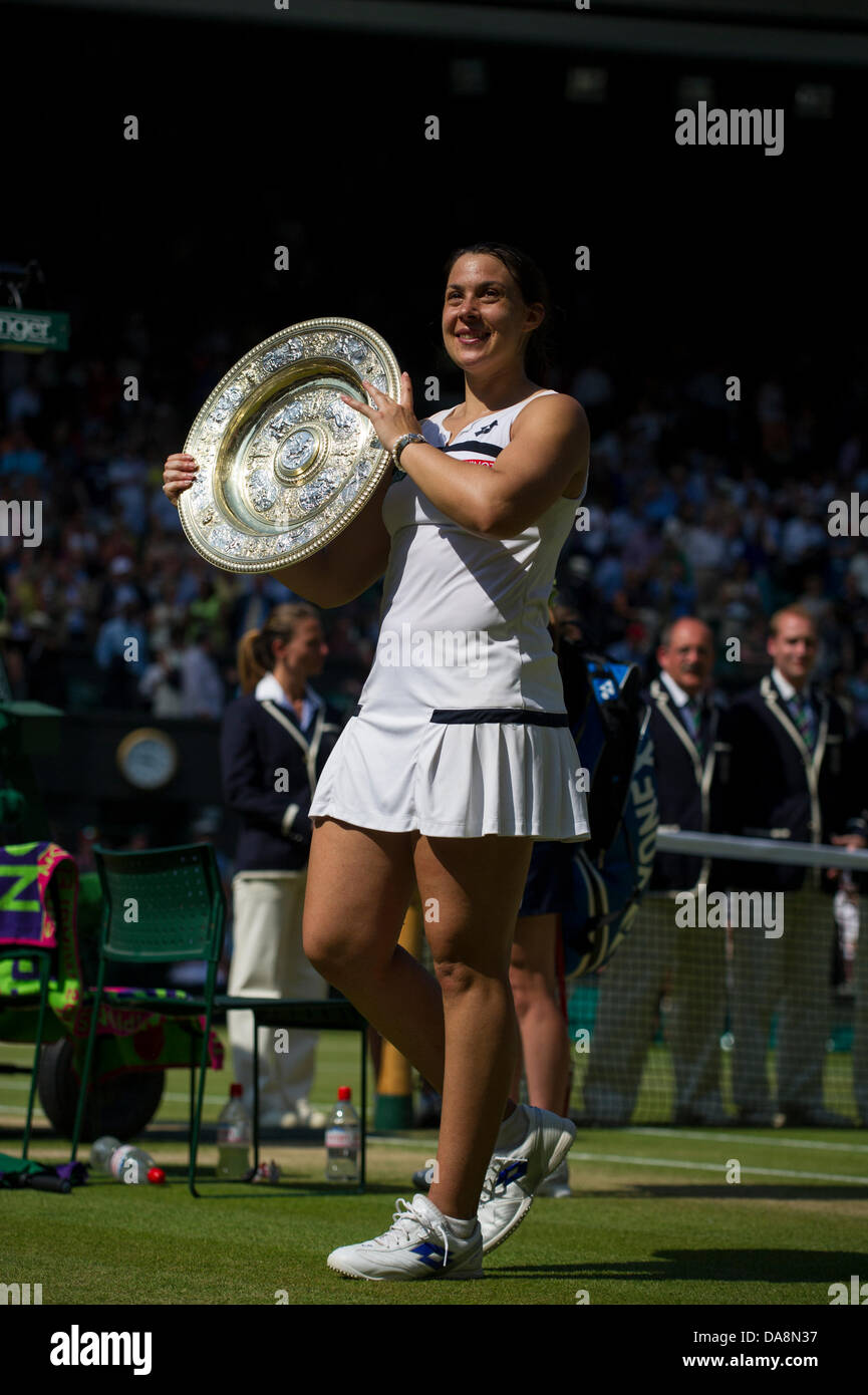 Tennis: Wimbledon Championship 2013, Marion Bartoli of France poses with her winners' trophy after her Ladies' Singles final match against Marion Bartoli of France on day twelve of the Wimbledon Lawn Tennis Championships at the All England Lawn Tennis and Croquet Club on July 6, 2013 in London, England. Credit:  dpa picture alliance/Alamy Live News Stock Photo