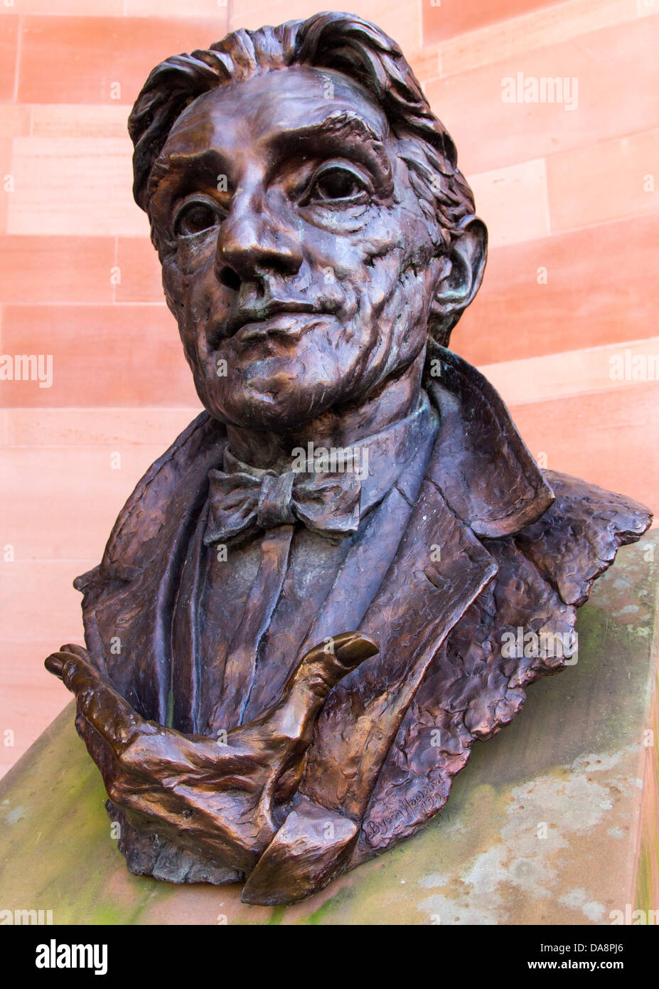 Statue of Sir John Barbirolli outside The Bridgewater Hall, Manchester, by Byron Howard Stock Photo