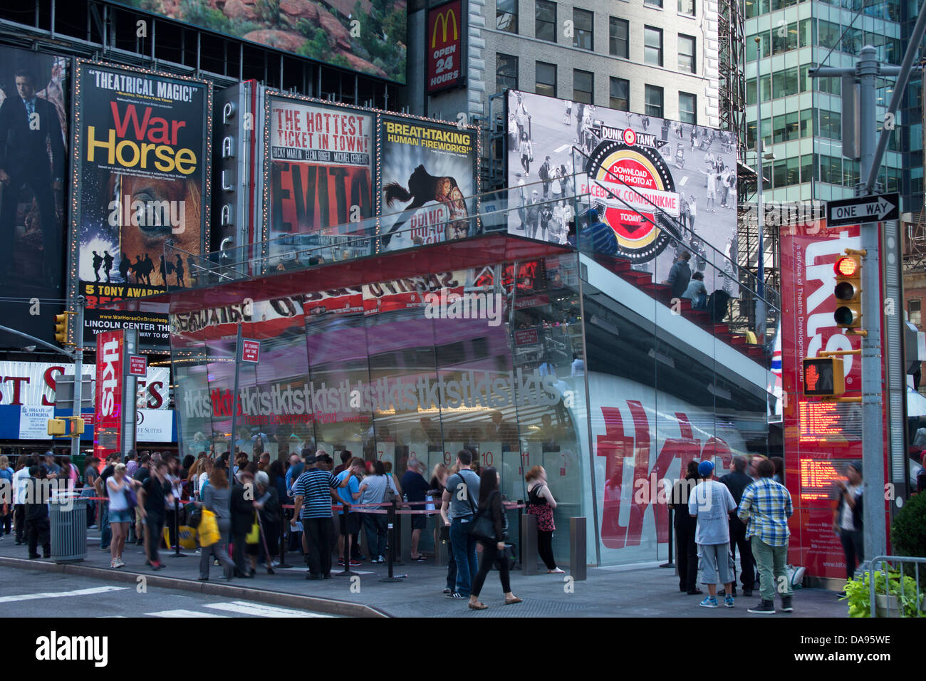 TKTS DISCOUNT THEATER BOOTH TIMES SQUARE MIDTOWN MANHATTAN NEW YORK CITY USA Stock Photo