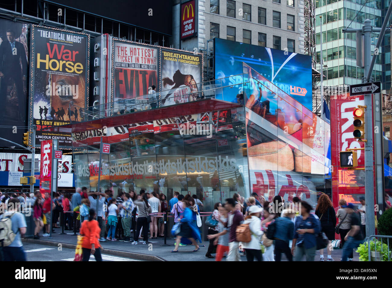 TKTS DISCOUNT THEATER BOOTH TIMES SQUARE MIDTOWN MANHATTAN NEW YORK CITY USA Stock Photo Alamy