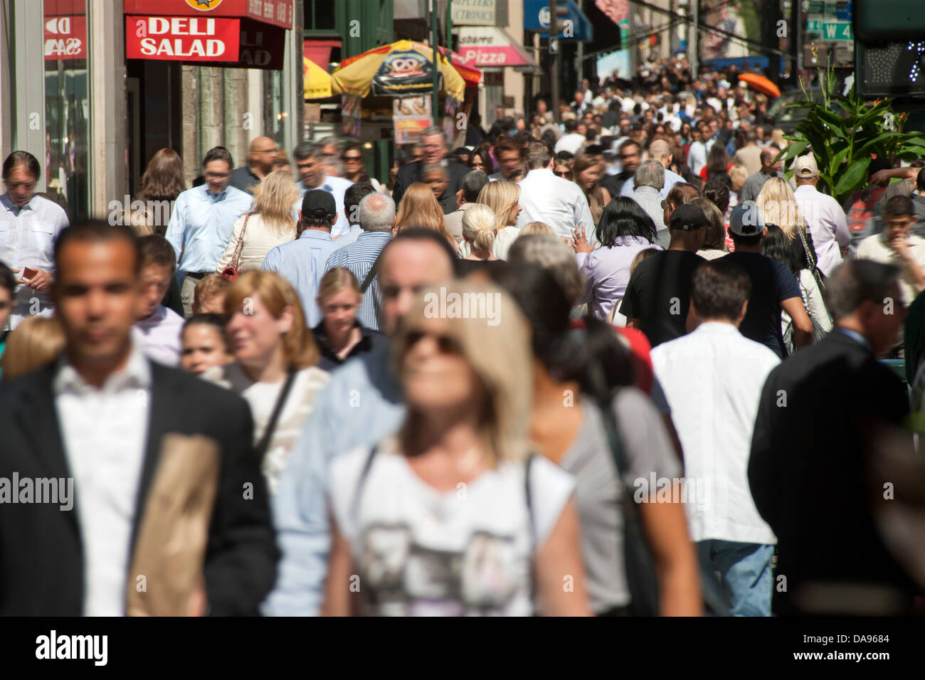 LUNCHTIME CROWD FIFTH AVENUE MIDTOWN MANHATTAN NEW YORK CITY USA Stock Photo