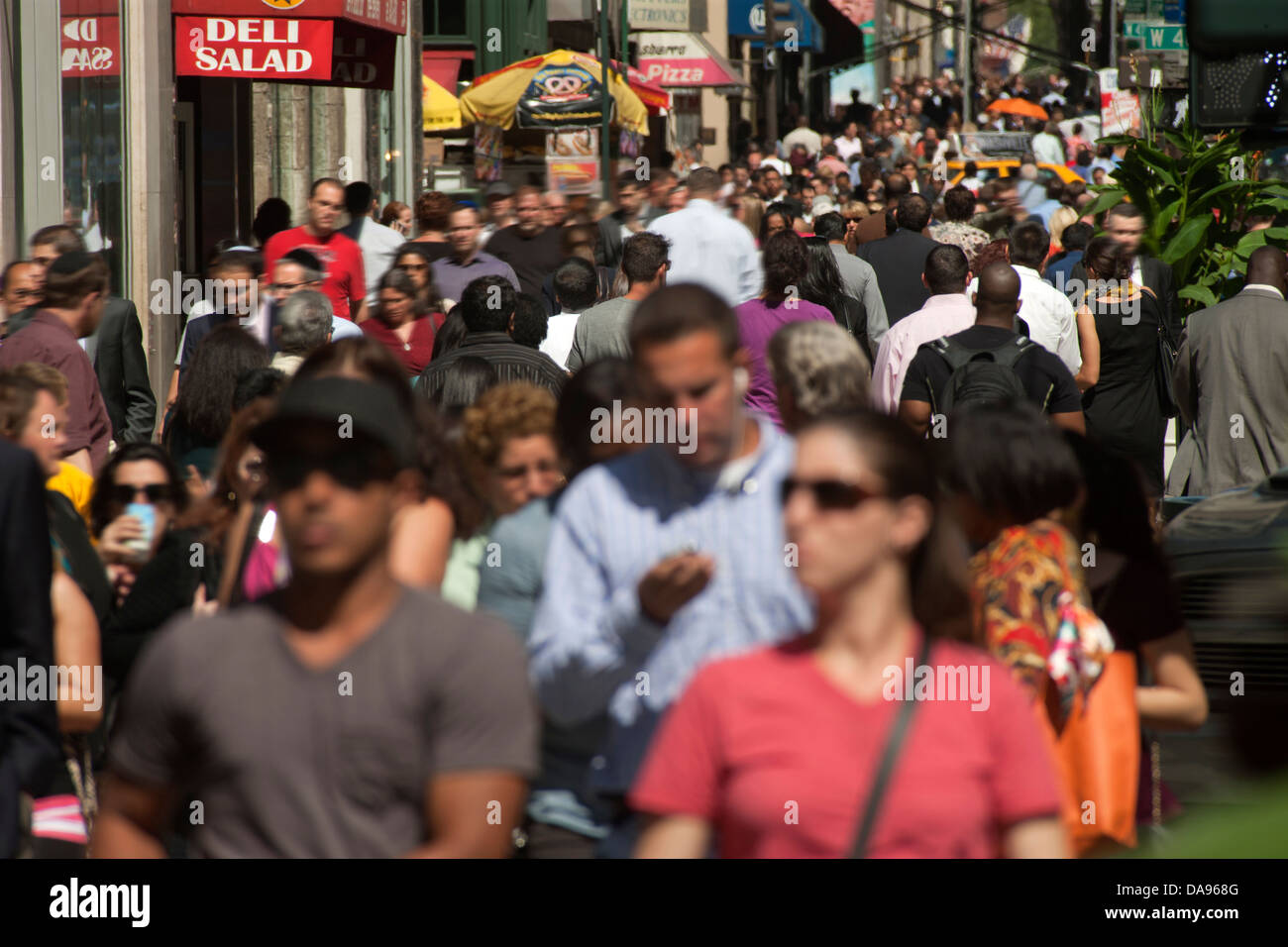 LUNCHTIME CROWD FIFTH AVENUE MIDTOWN MANHATTAN NEW YORK CITY USA Stock Photo