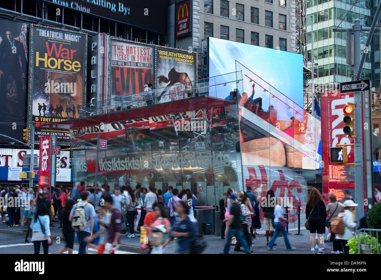 TKTS DISCOUNT THEATER BOOTH TIMES SQUARE MIDTOWN MANHATTAN NEW YORK CITY USA Stock Photo