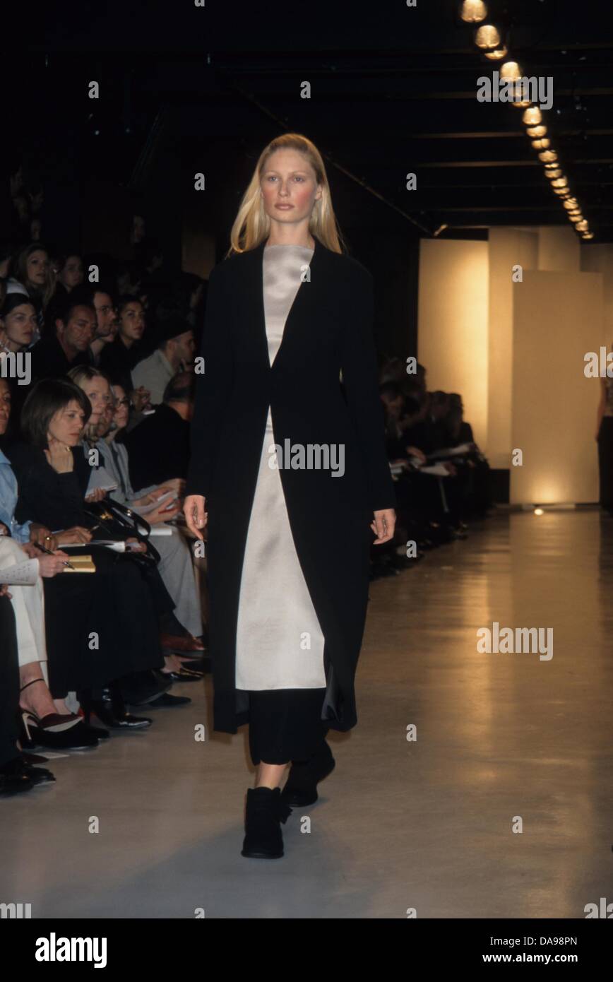 KIRSTY HUME.Donna Karan Fall 1998 Collection in 1998.k11915rh (Credit ...