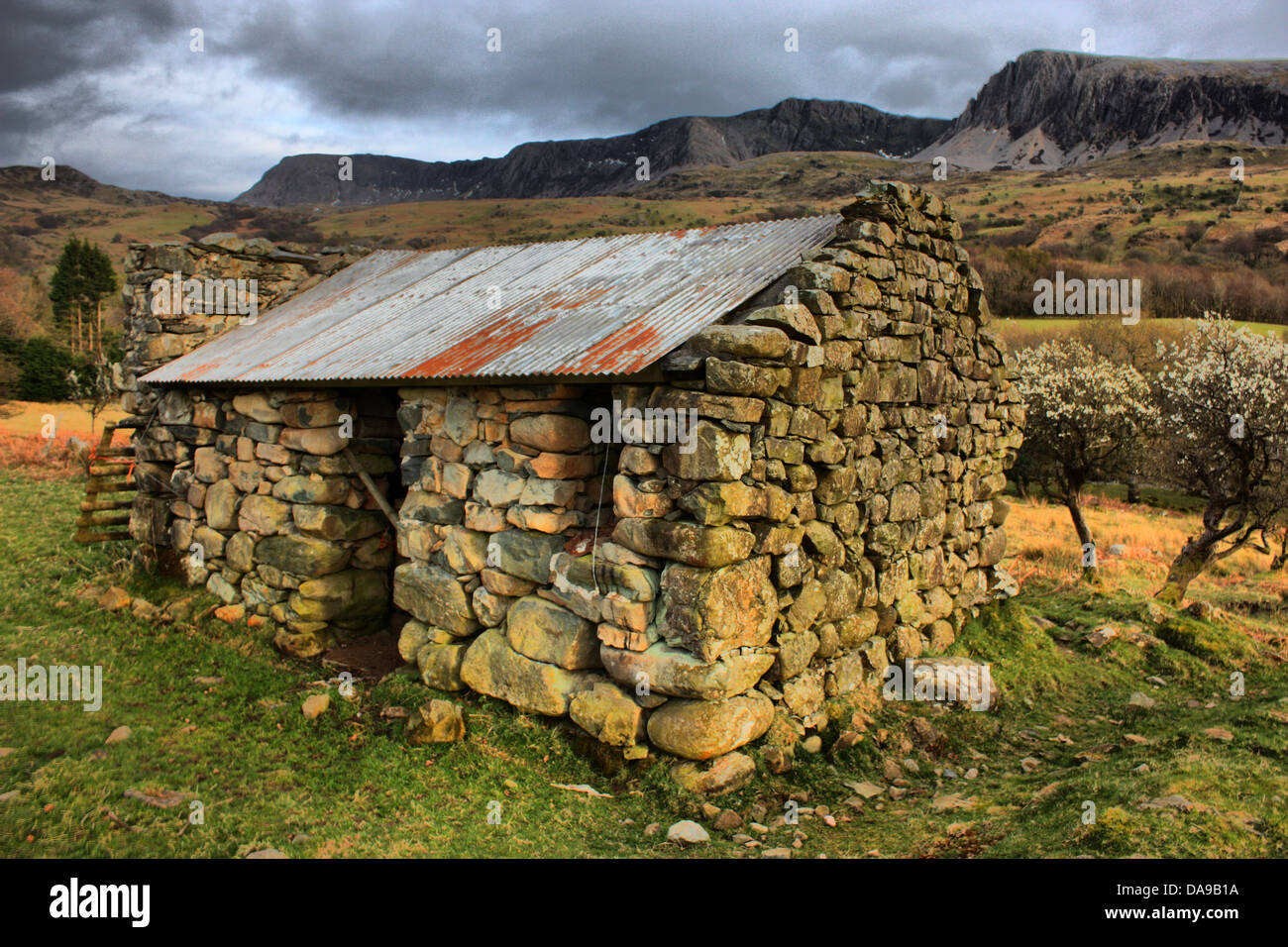 Stone building in front of cadair idris mountain range in snowdonia Stock Photo