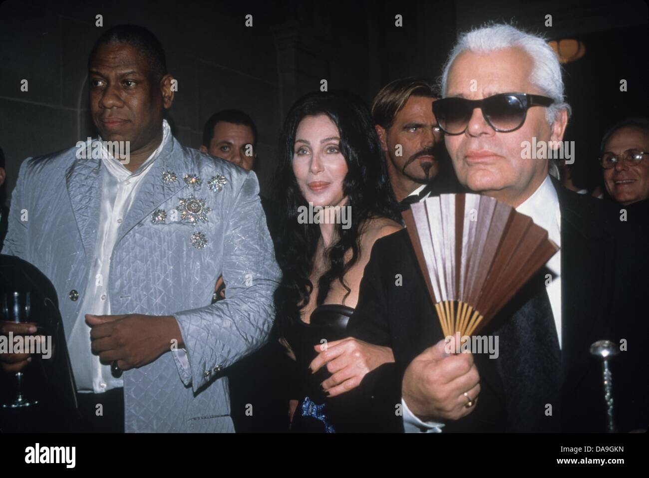 censuur Lam debat KARL LAGERFELD with Andre Talley and Cher.Metropolitan Museum's costume  institute gala opening Versace Exhibit 1997.k10775smo.(Credit Image: ©  Sonia Moskowitz/Globe Photos/ZUMAPRESS.com Stock Photo - Alamy