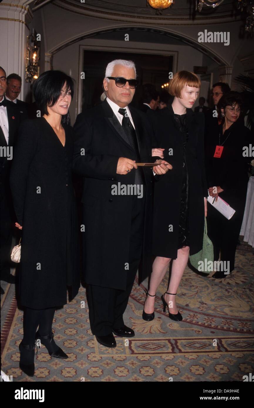 Karl Lagerfeld With Karen Elson And Amanda Harlech The Fashion Group Stock Photo Alamy