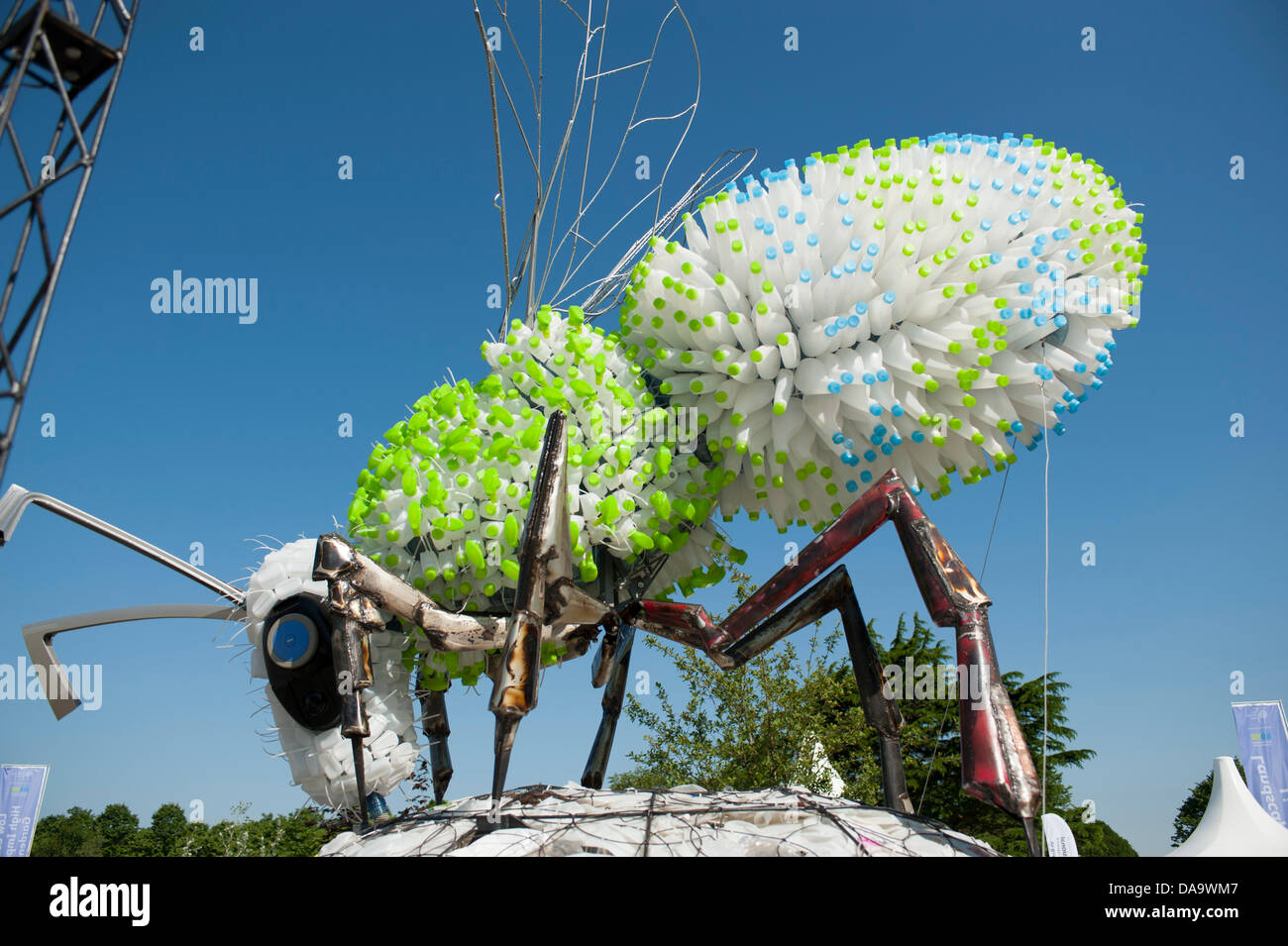 Hampton Court Palace, Surrey, England. 8th July, 2013. Bee Cleer, a giant Bee crafted by artist Ptolemy Elrington from recycled material and plastic from our seas Credit:  Malcolm Park/Alamy Live News Stock Photo