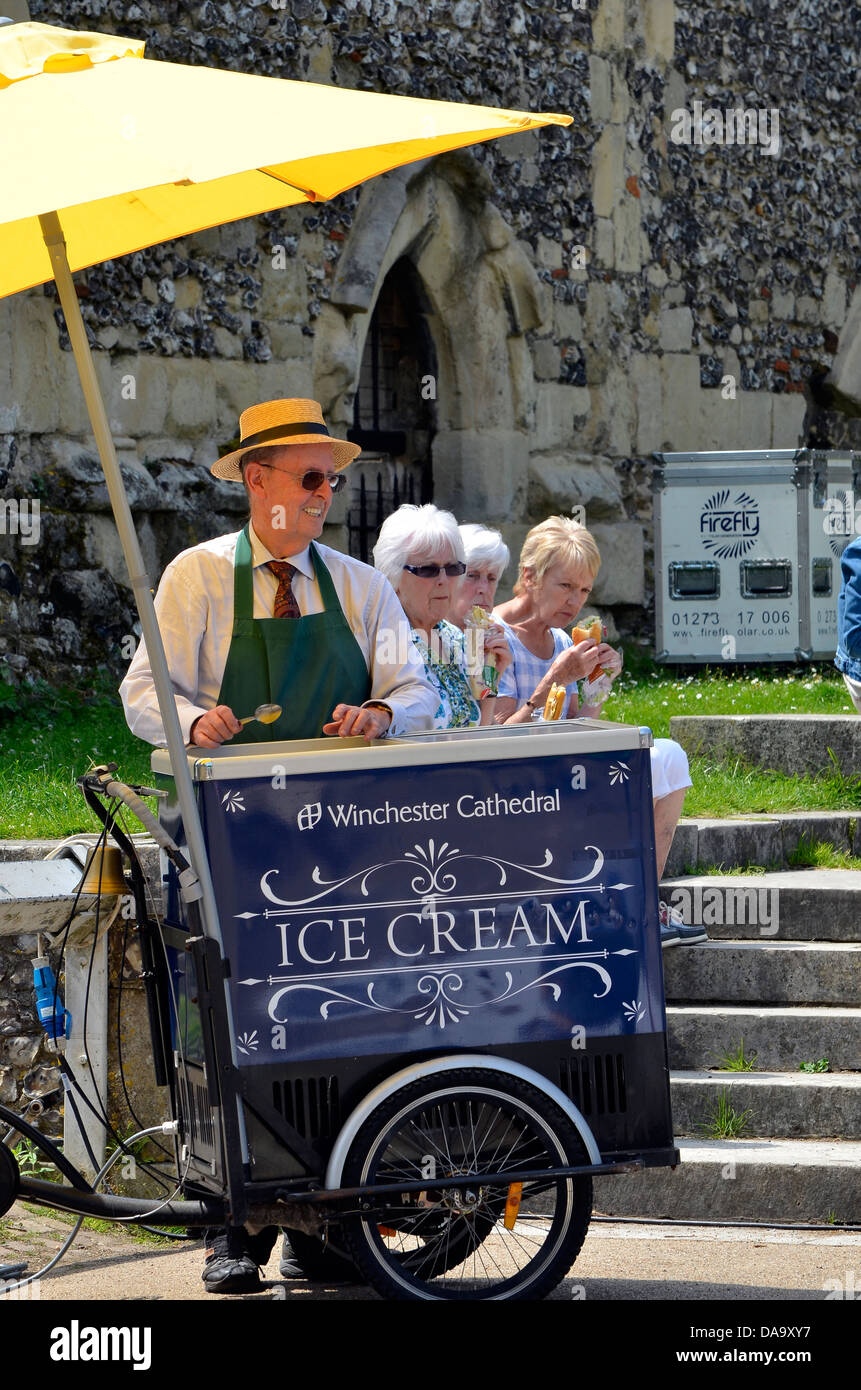 Customers eating outside hires stock photography and images Alamy