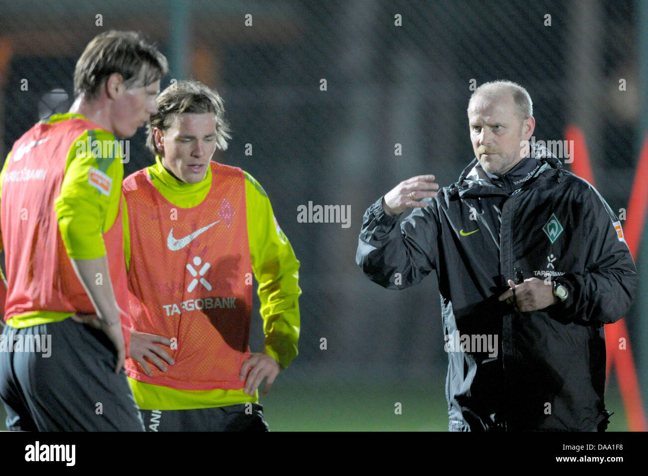 Bremen's head coach Thomas Schaaf (R) gives instructions to Tim Borowski (L) and Clemens Fritz during the Bundesliga training camp of Werder Bremen in Belek, Turkey, 04 January 2011. Photo: Soeren Stache Stock Photo